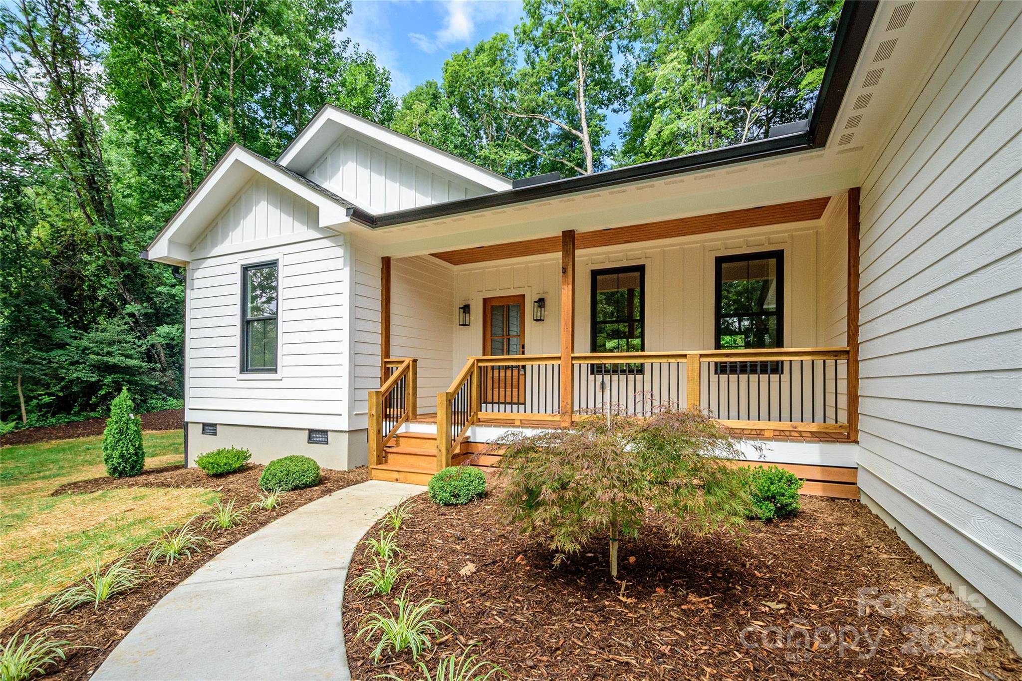 118 W Laurel LN, Etowah, NC 28729