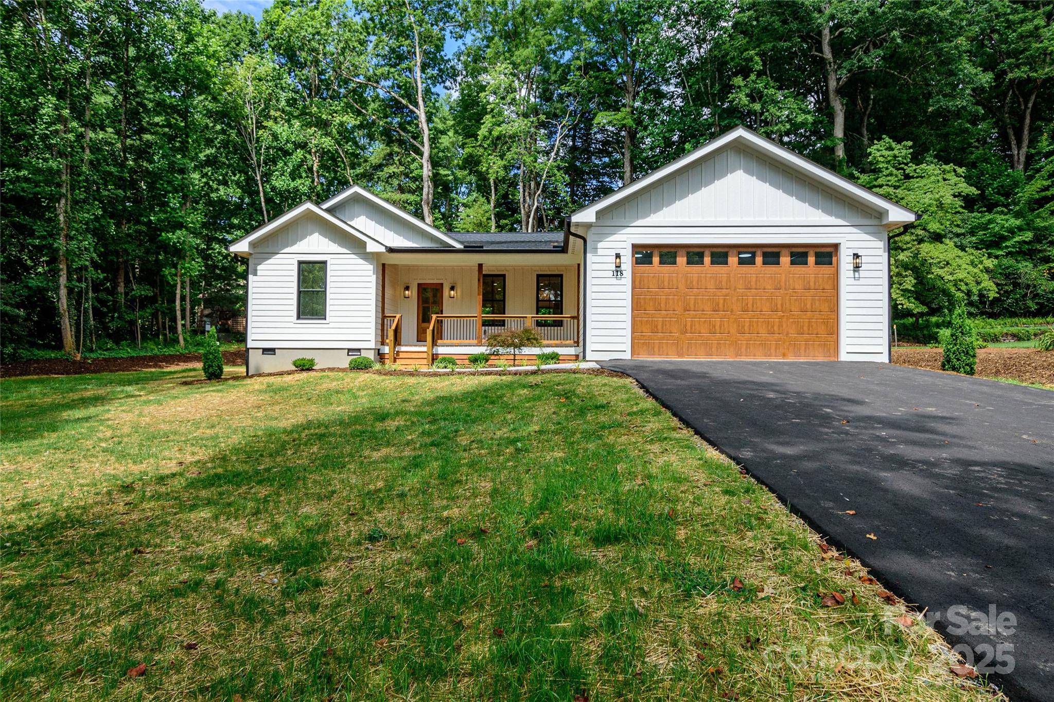 118 W Laurel LN, Etowah, NC 28729