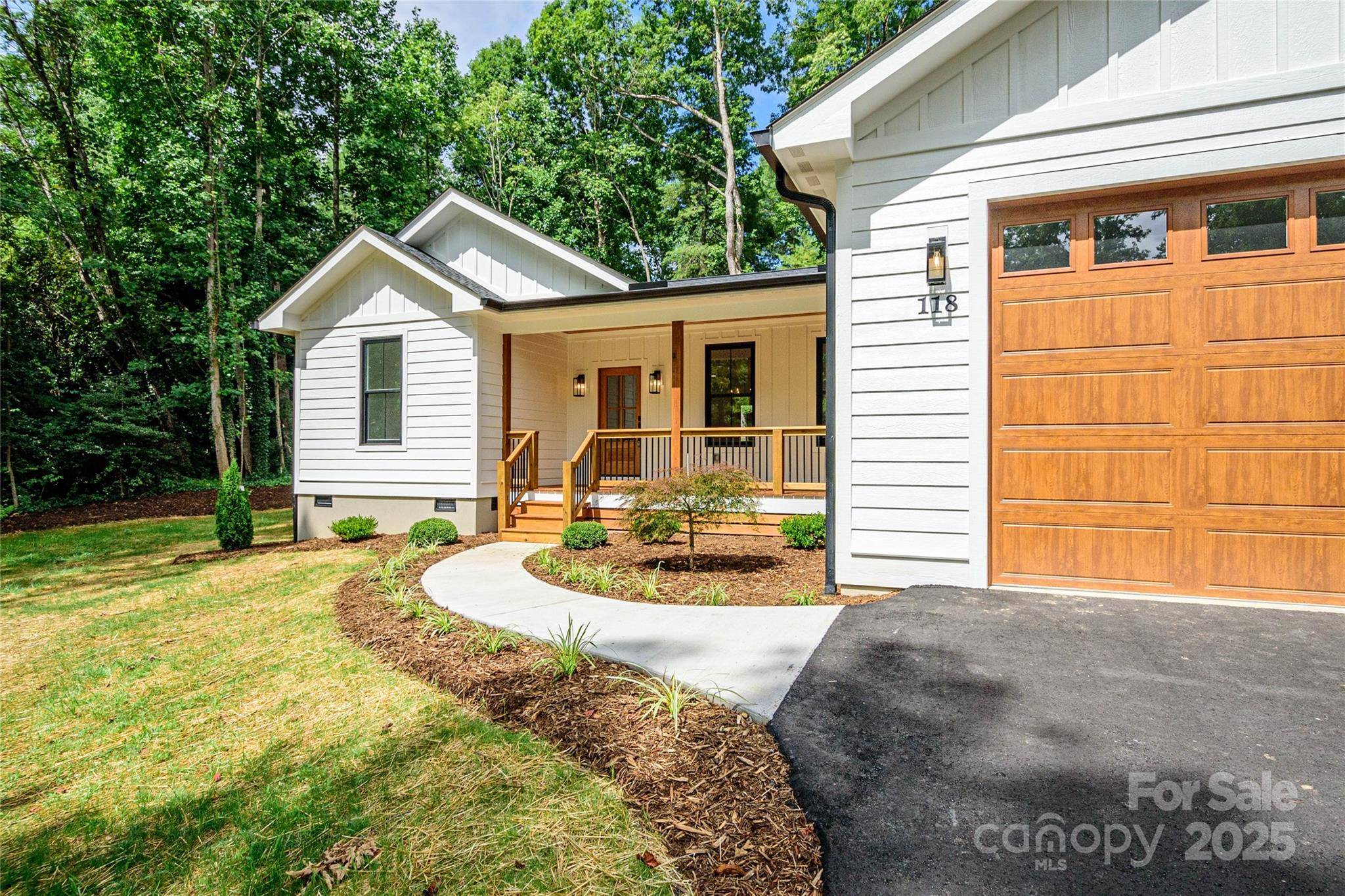 118 W Laurel LN, Etowah, NC 28729
