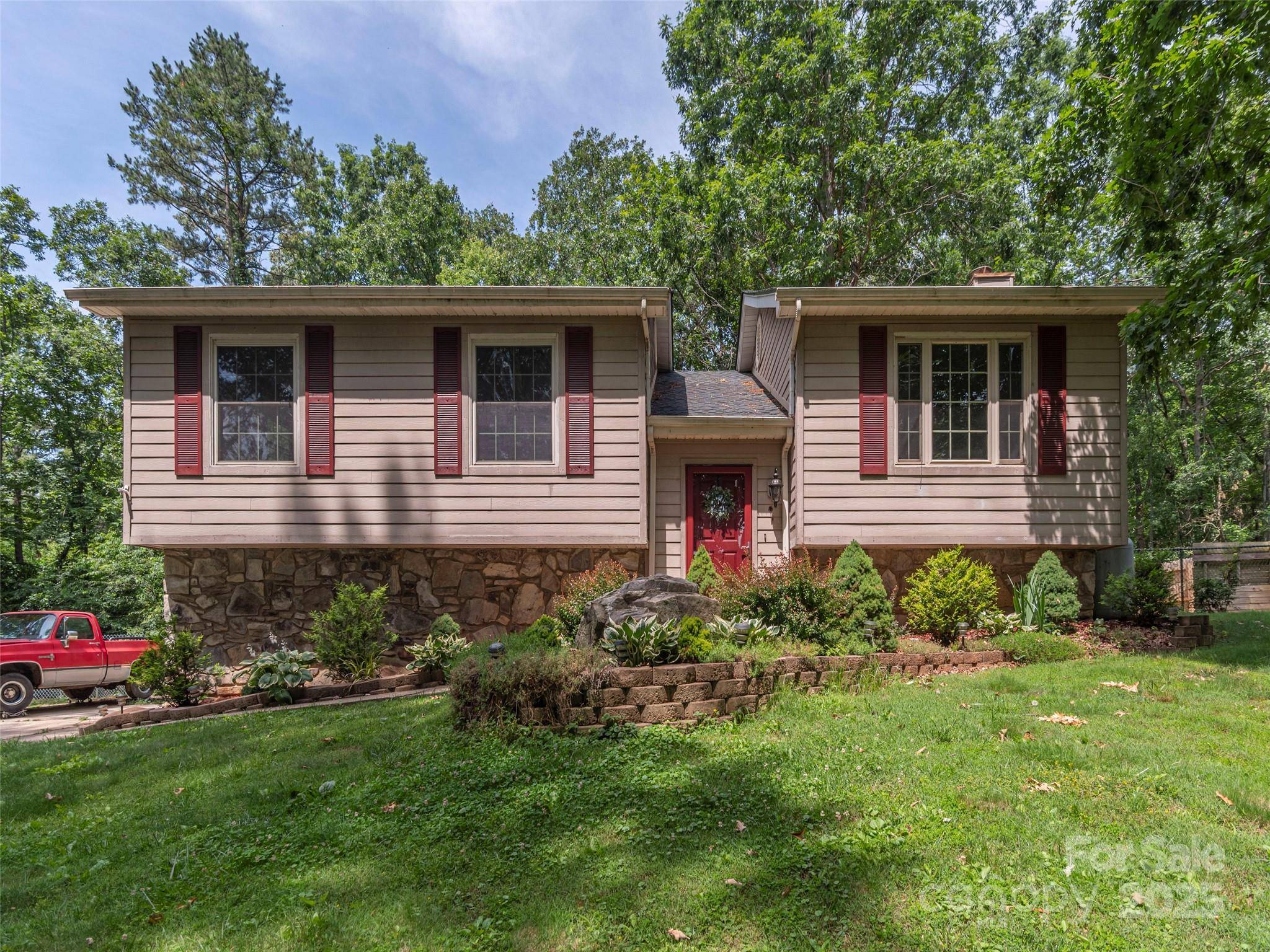 623 Nellie John DR, Clyde, NC 28721