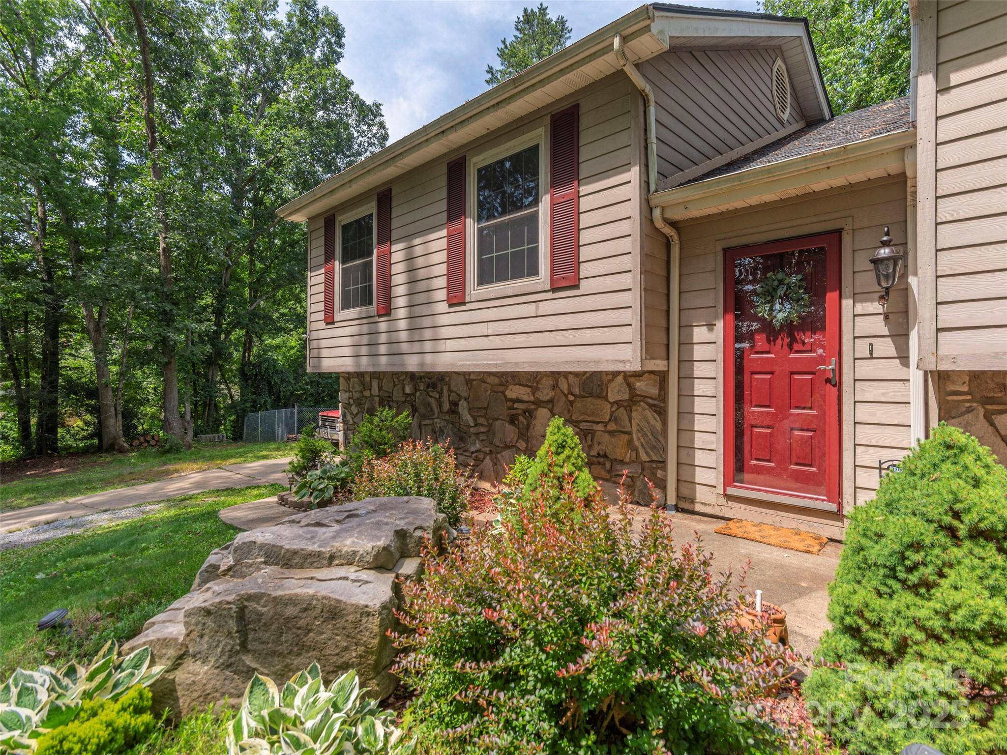 623 Nellie John DR, Clyde, NC 28721