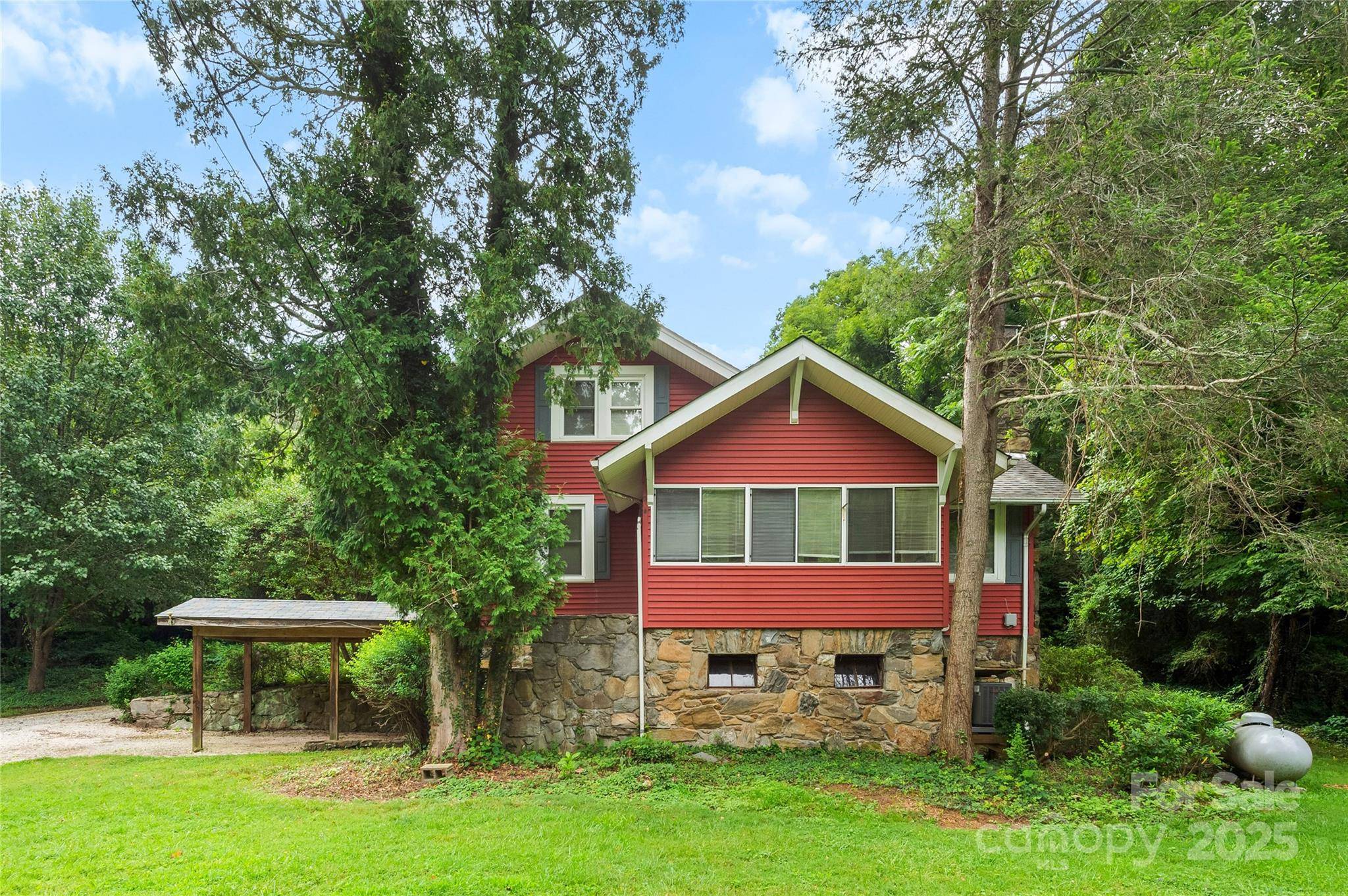 9 Arco RD, Asheville, NC 28805
