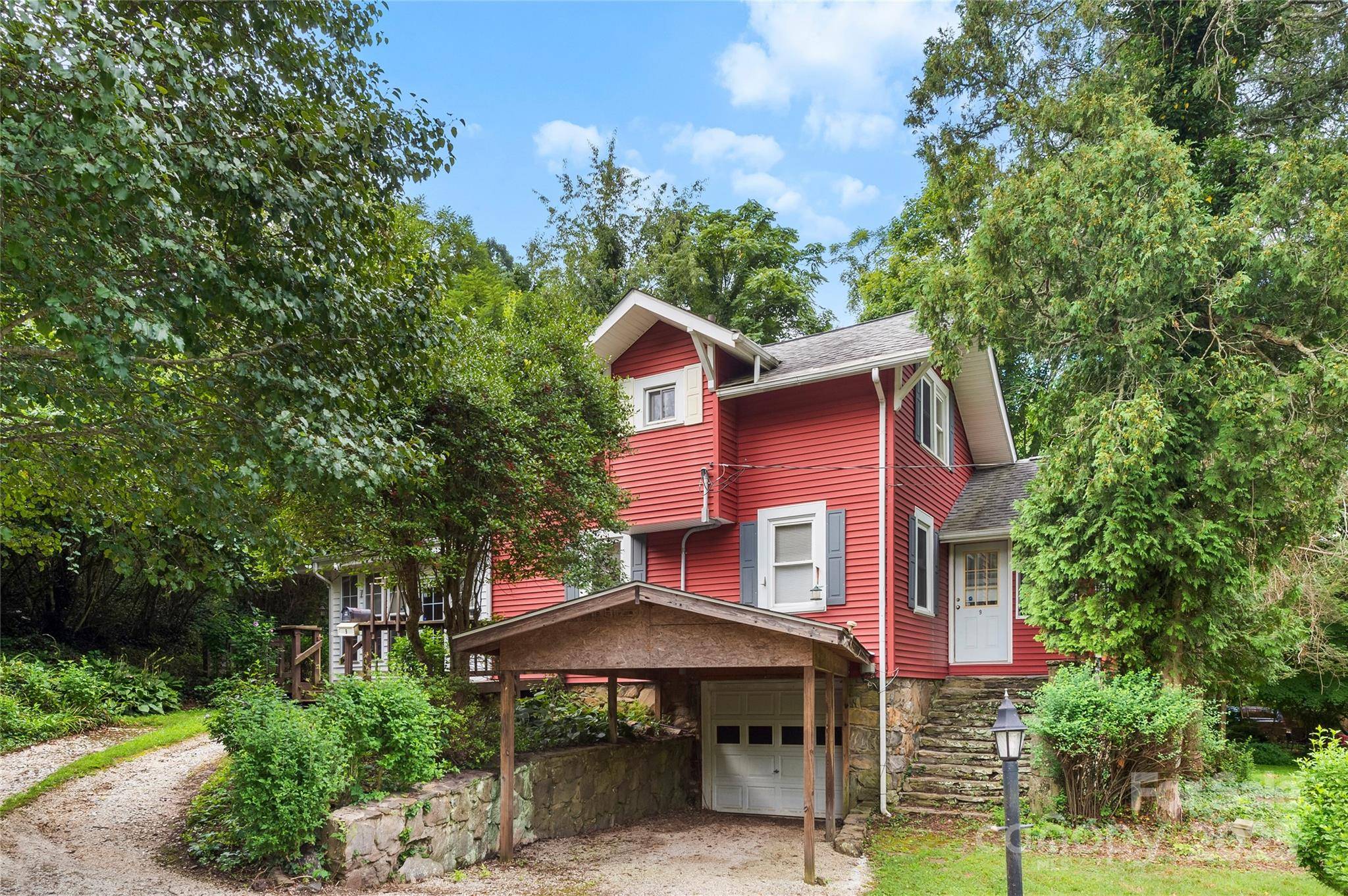 9 Arco RD, Asheville, NC 28805