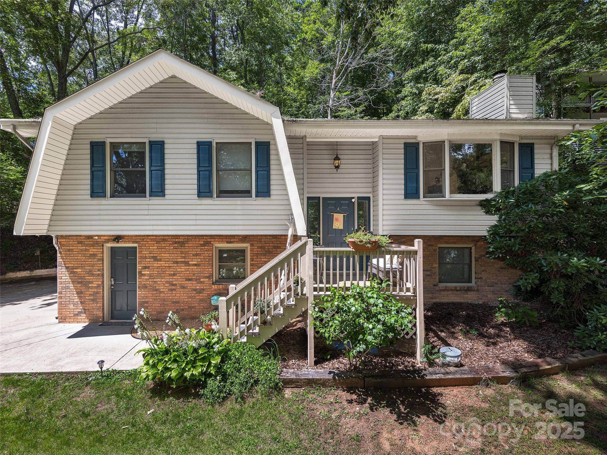 675 Nellie John DR, Clyde, NC 28721