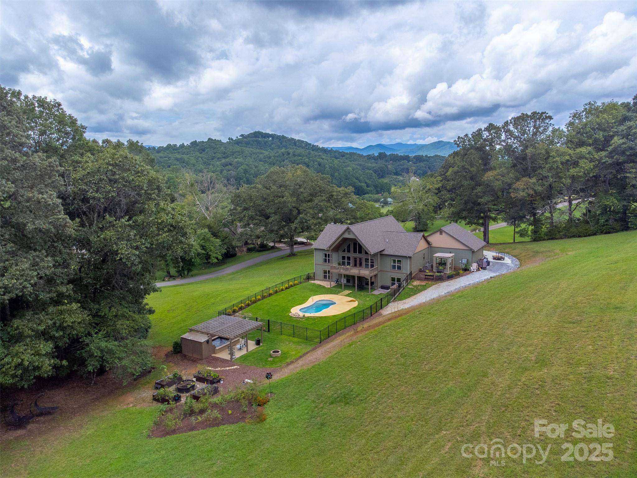 1180 Porter Creek DR, Franklin, NC 28734
