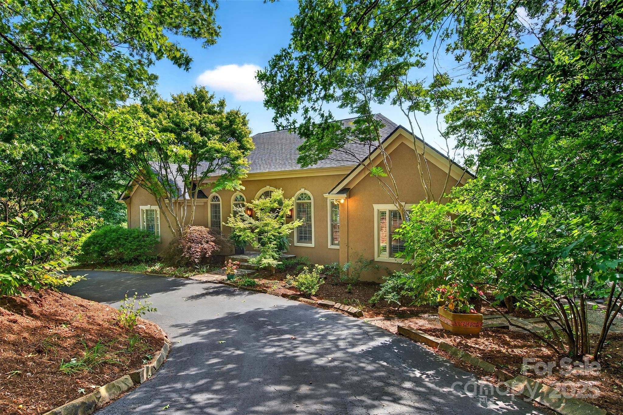 206 Crestview DR, Black Mountain, NC 28711