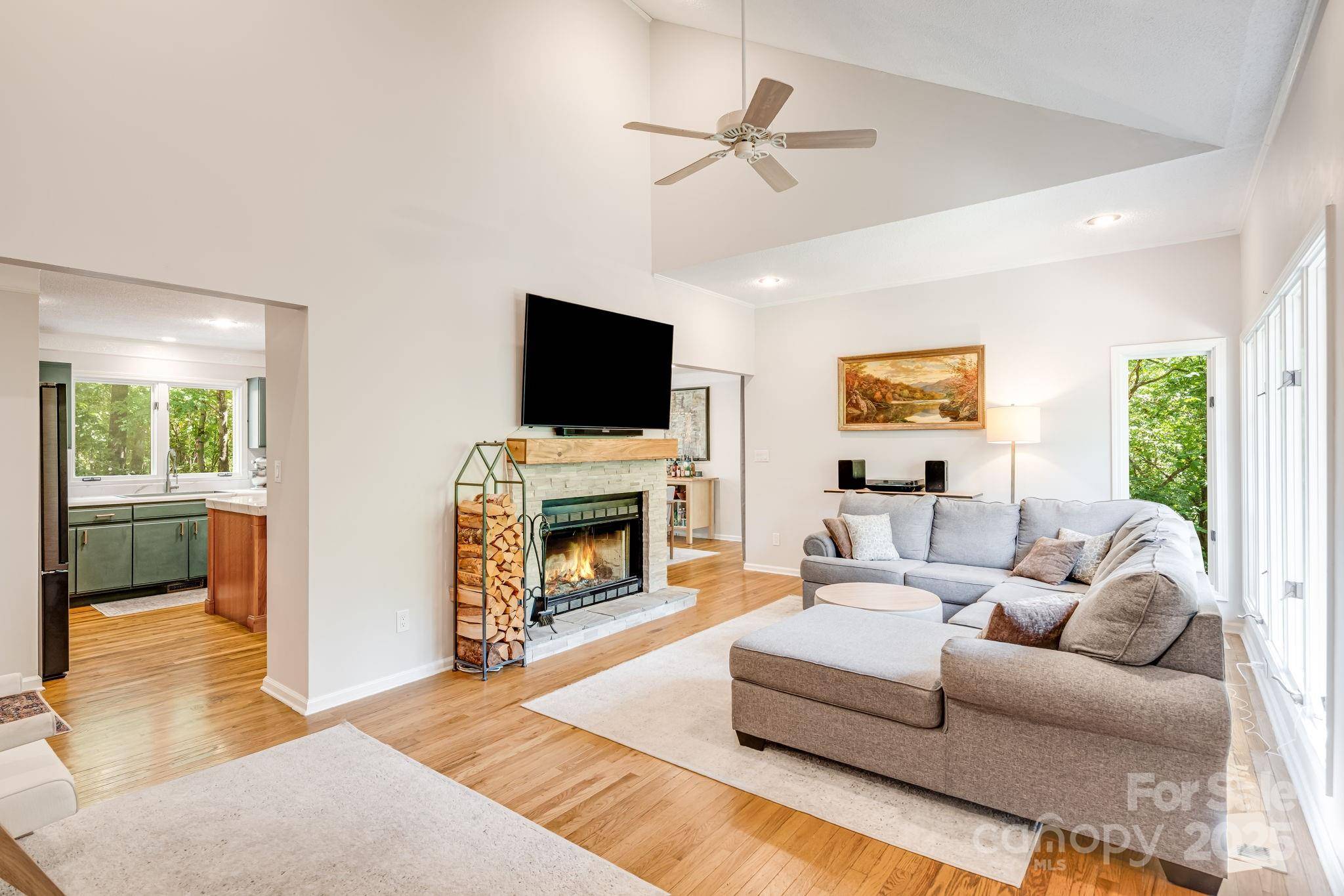 25 Lovebird LN, Candler, NC 28715