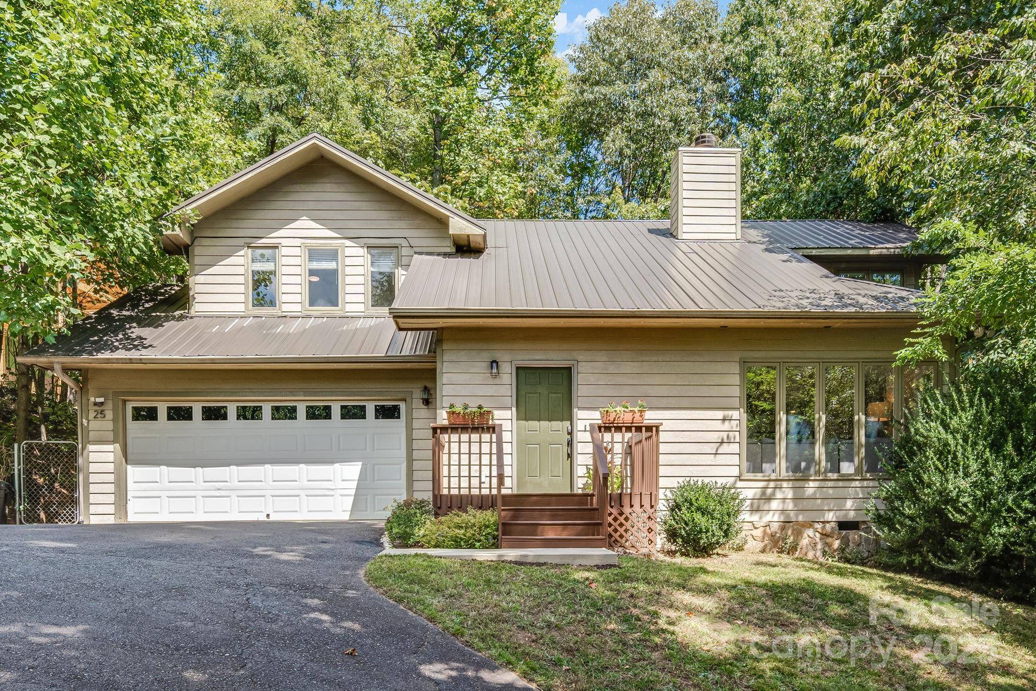25 Lovebird LN, Candler, NC 28715