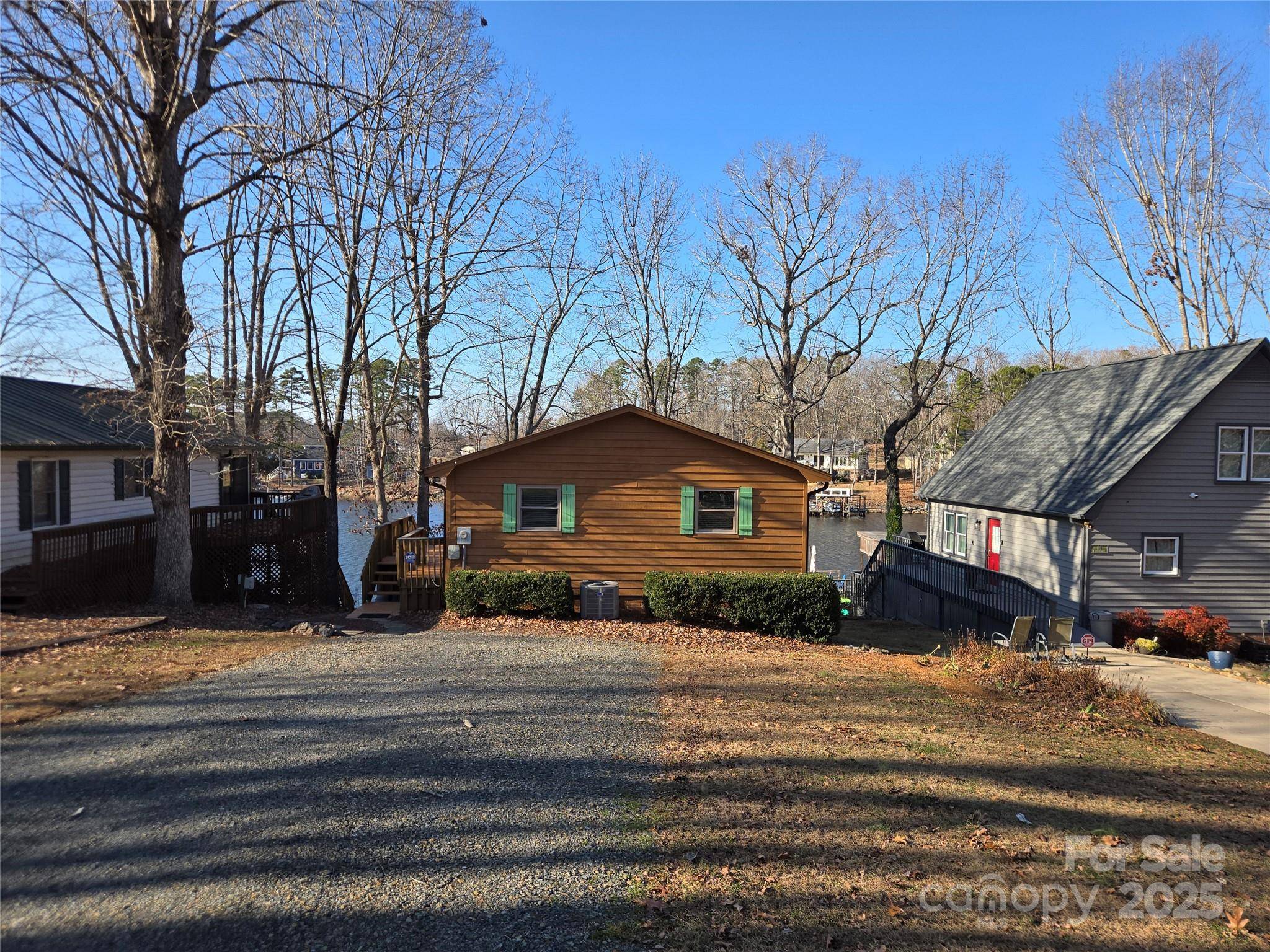 174 N Shoreline DR, Badin Lake, NC 28127