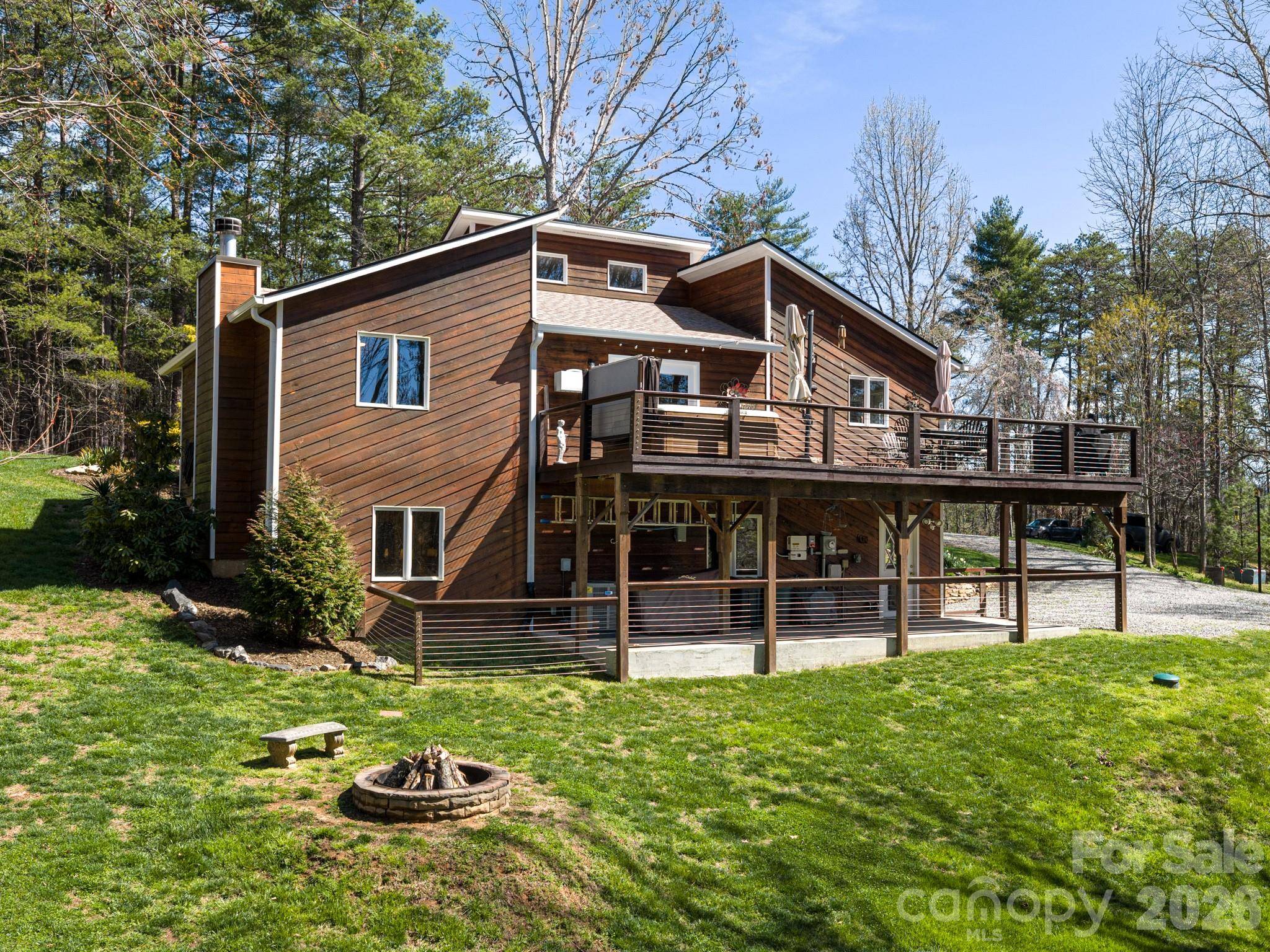 39 Red Oak LN, Alexander, NC 28701