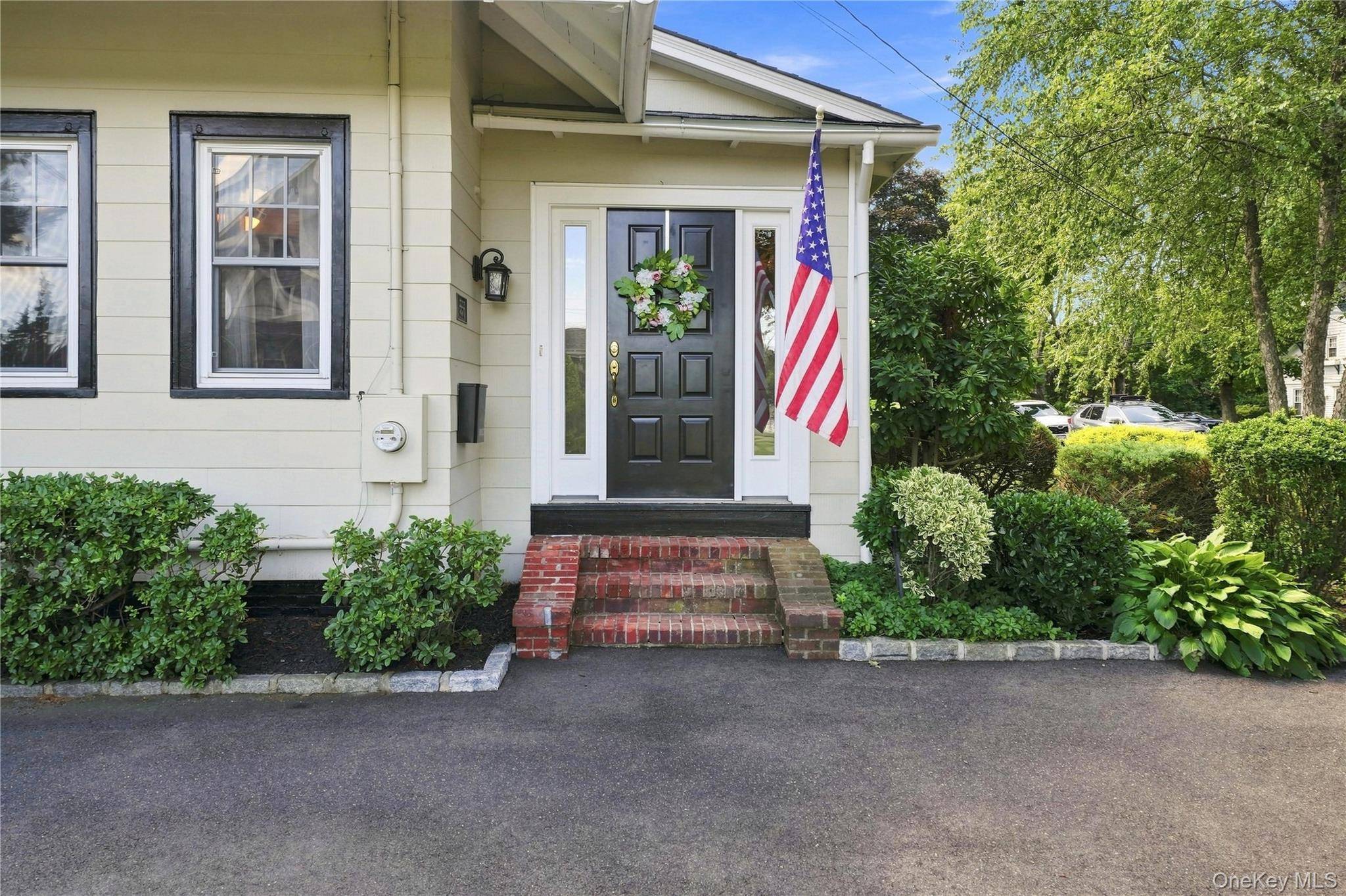 556 N Windsor AVE, Brightwaters, NY 11718