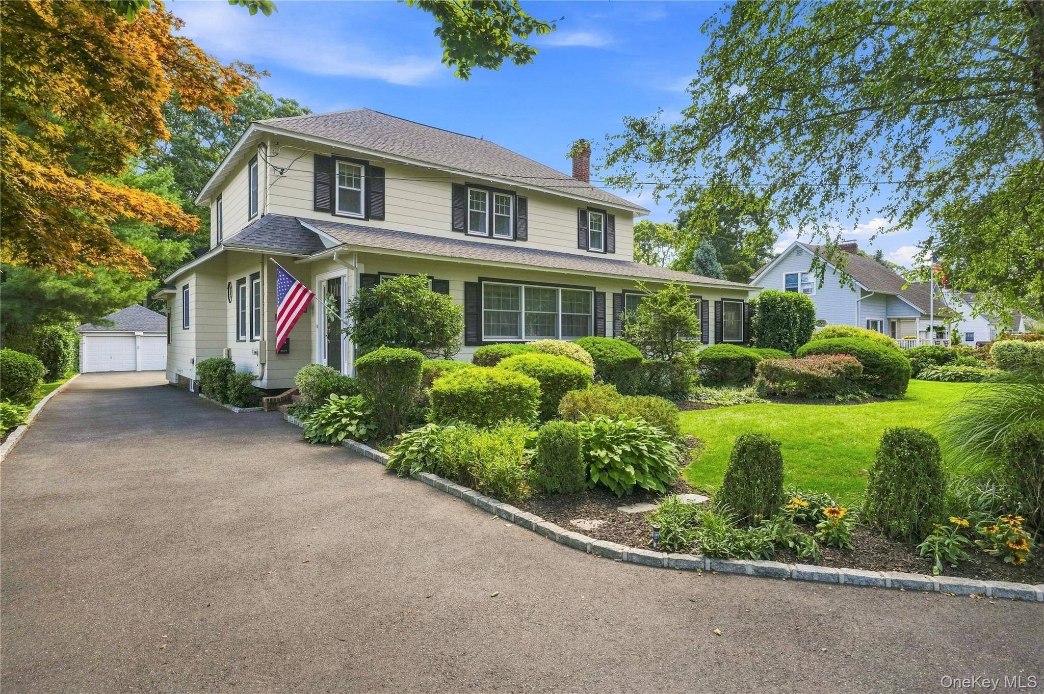 556 N Windsor AVE, Brightwaters, NY 11718