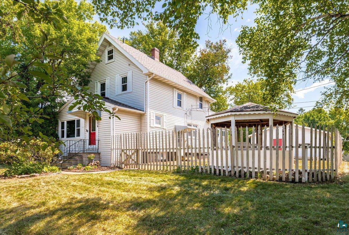 824 E 11th St, Duluth, MN 55805