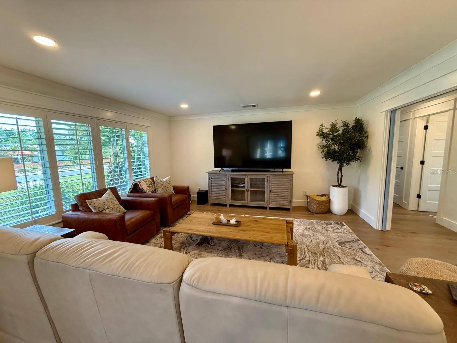 1833 PANDORA DR, Sarasota, FL 34231