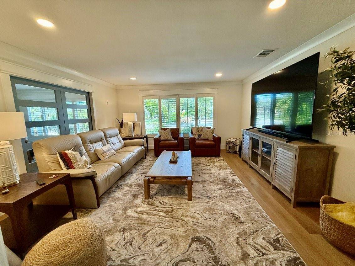 1833 PANDORA DR, Sarasota, FL 34231