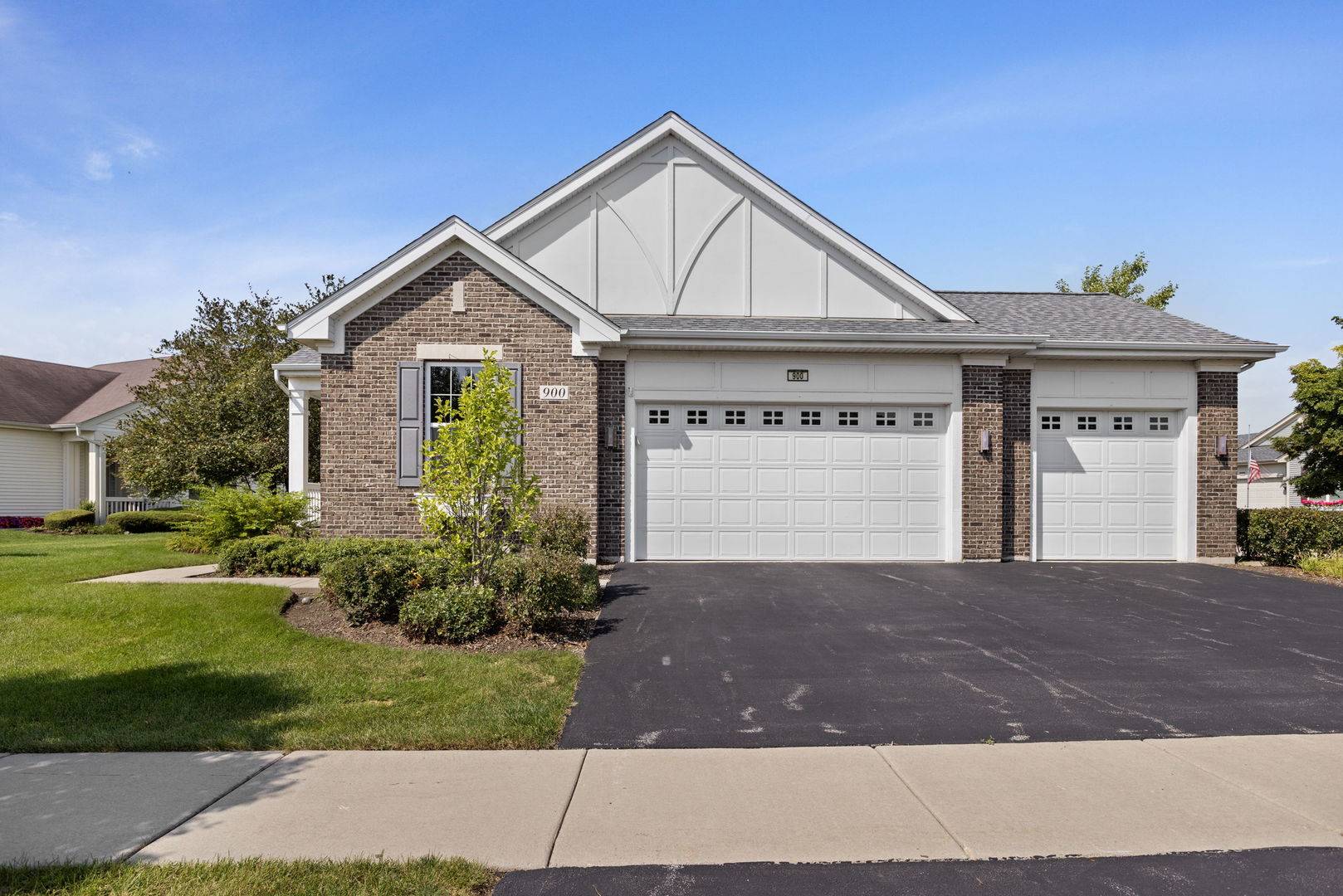 900 Scottsdale DR, Hampshire, IL 60140