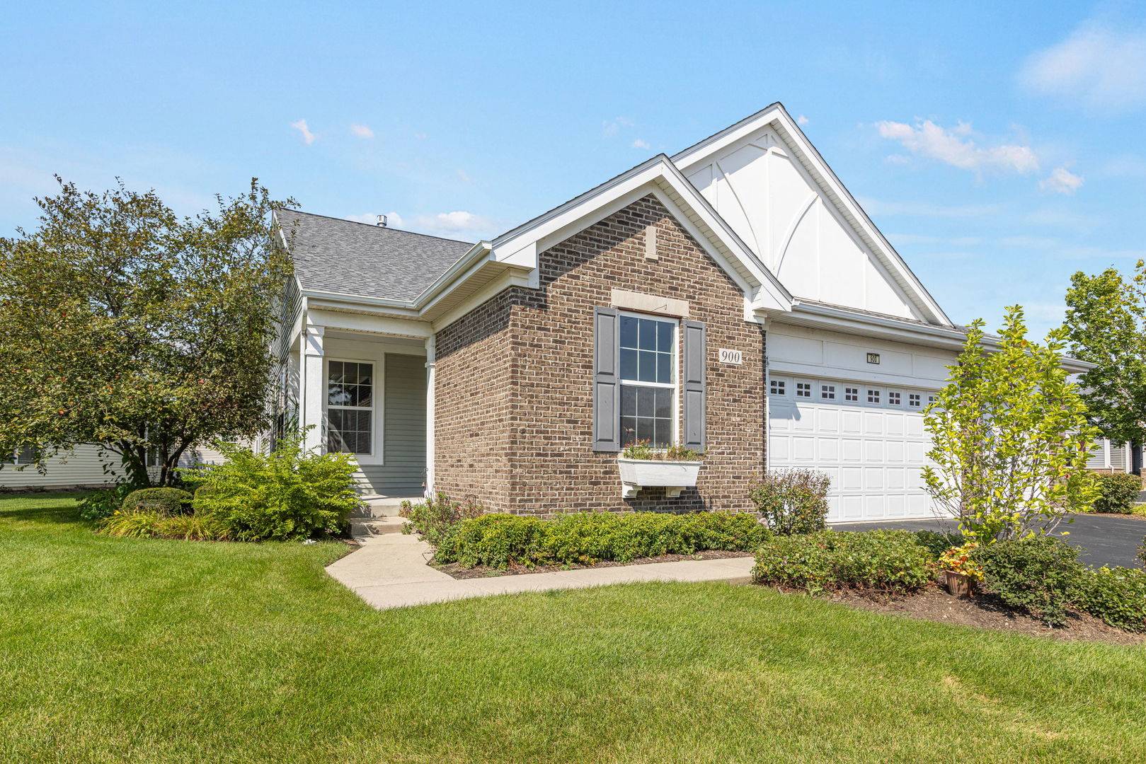 900 Scottsdale DR, Hampshire, IL 60140