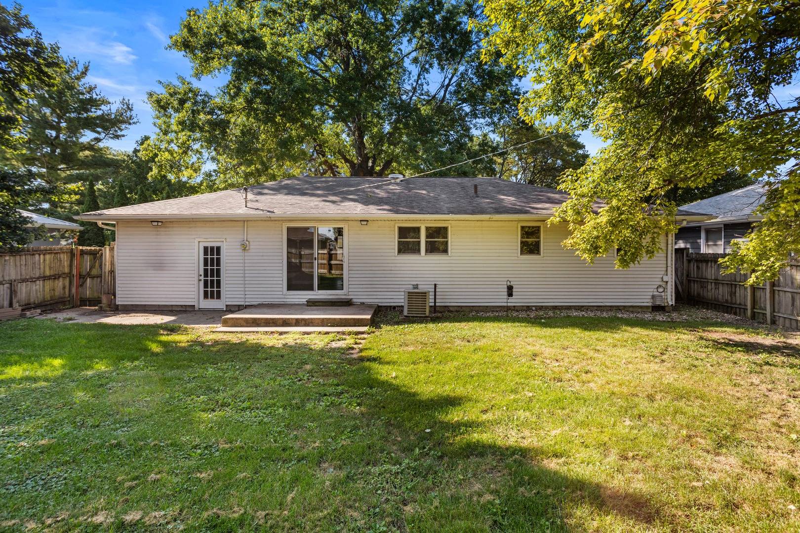 27 Elmwood DR, Fisher, IL 61843