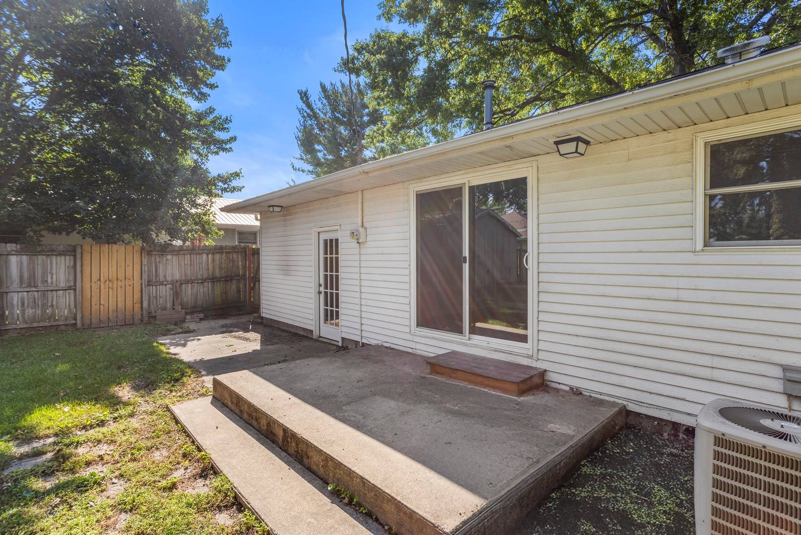 27 Elmwood DR, Fisher, IL 61843
