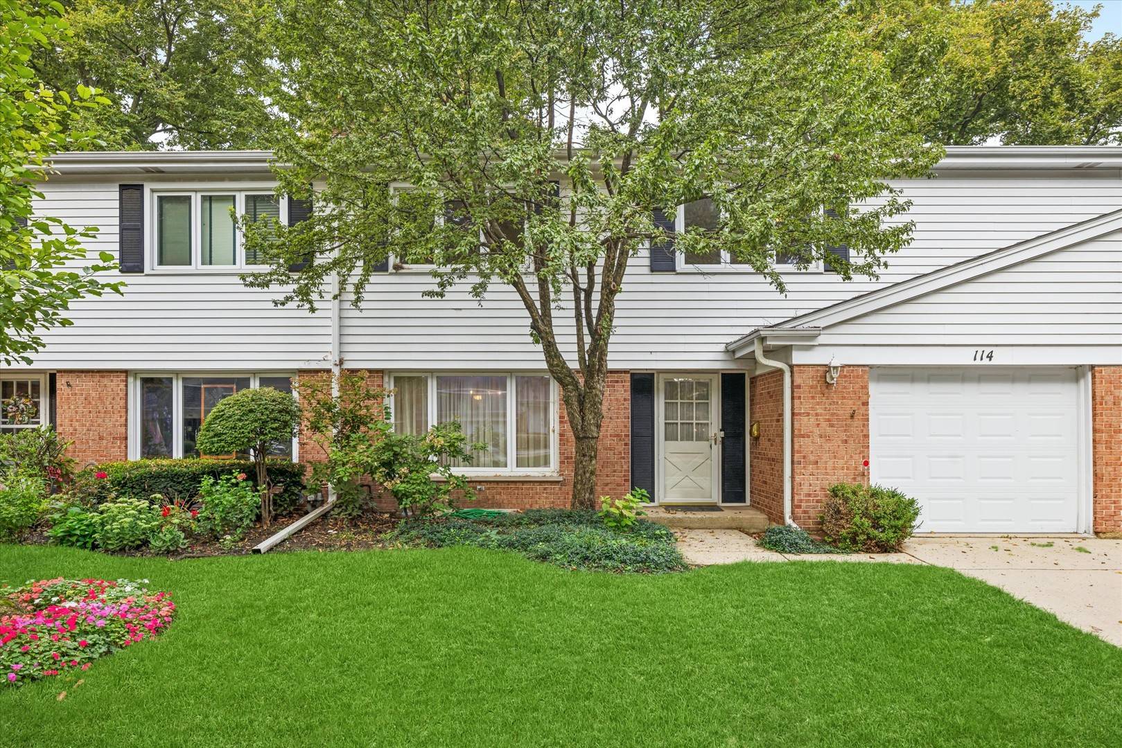 114 N Peartree LN, Arlington Heights, IL 60004