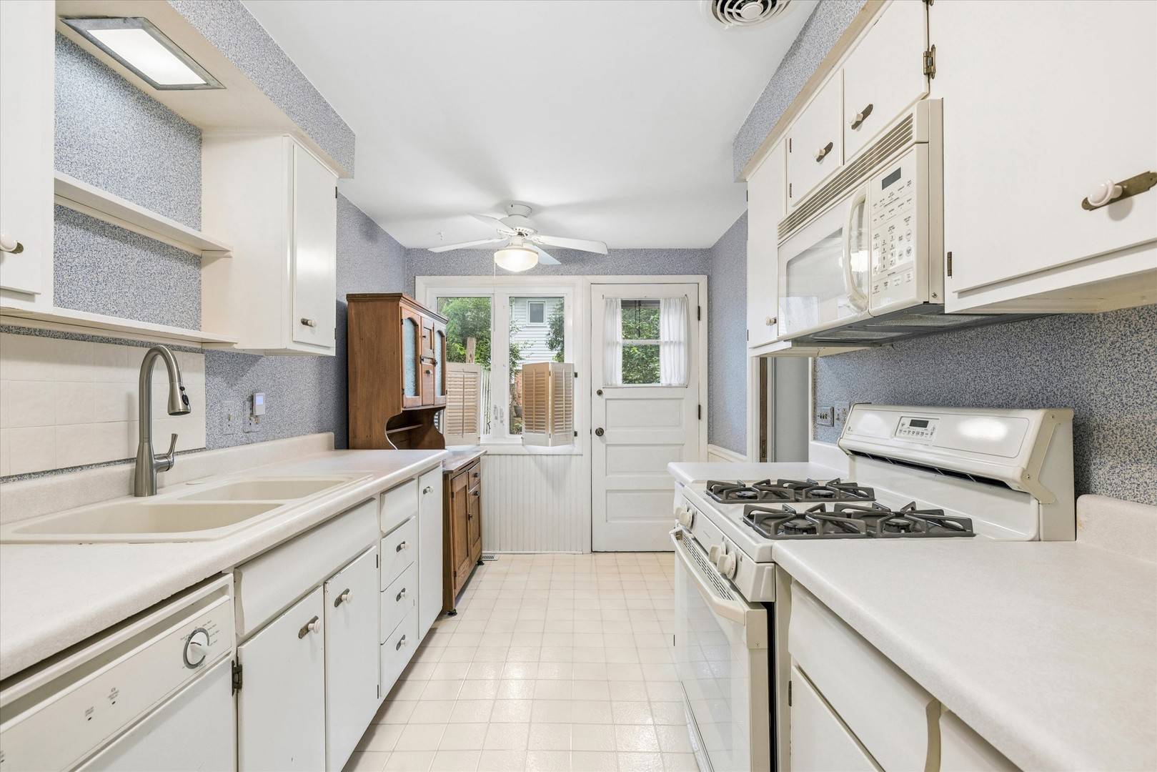 114 N Peartree LN, Arlington Heights, IL 60004