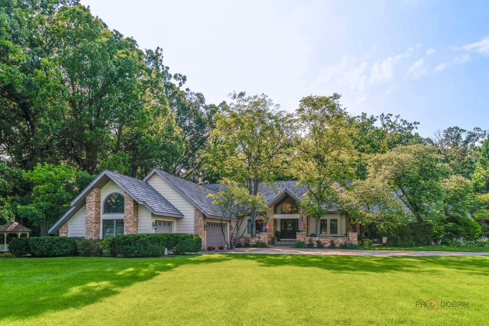 5520 Hilltop LN, Libertyville, IL 60048