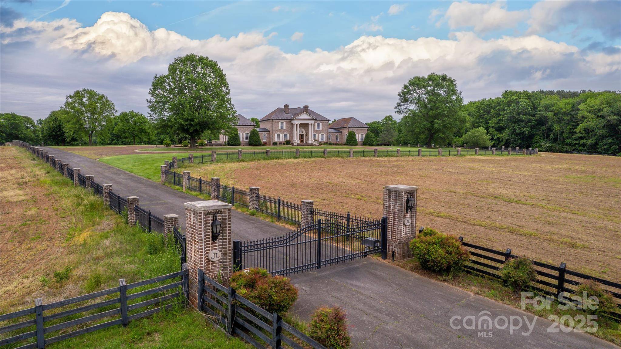 1100 Glen Oaks DR, Hamptonville, NC 27020