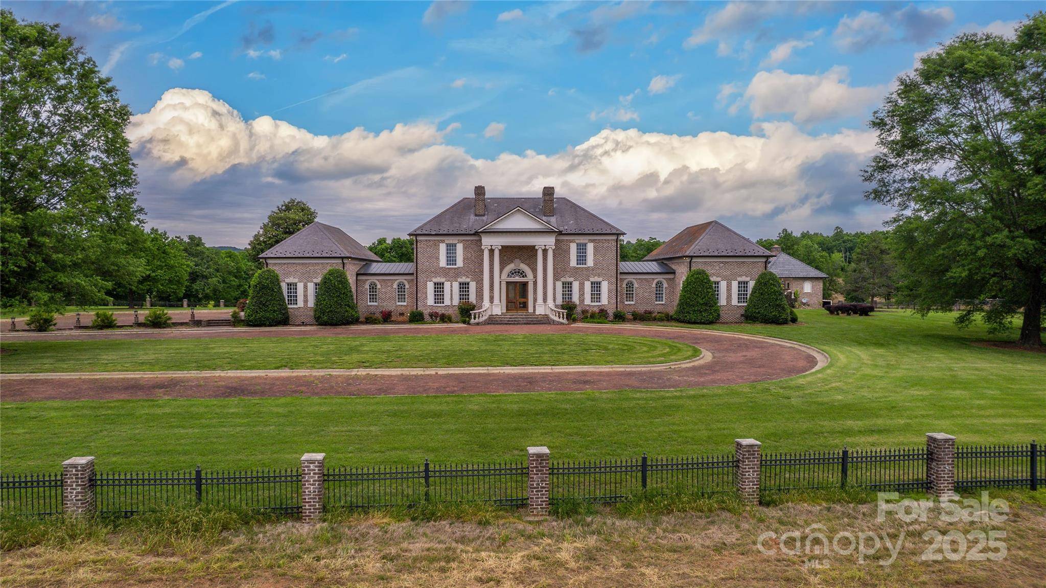 1100 Glen Oaks DR, Hamptonville, NC 27020
