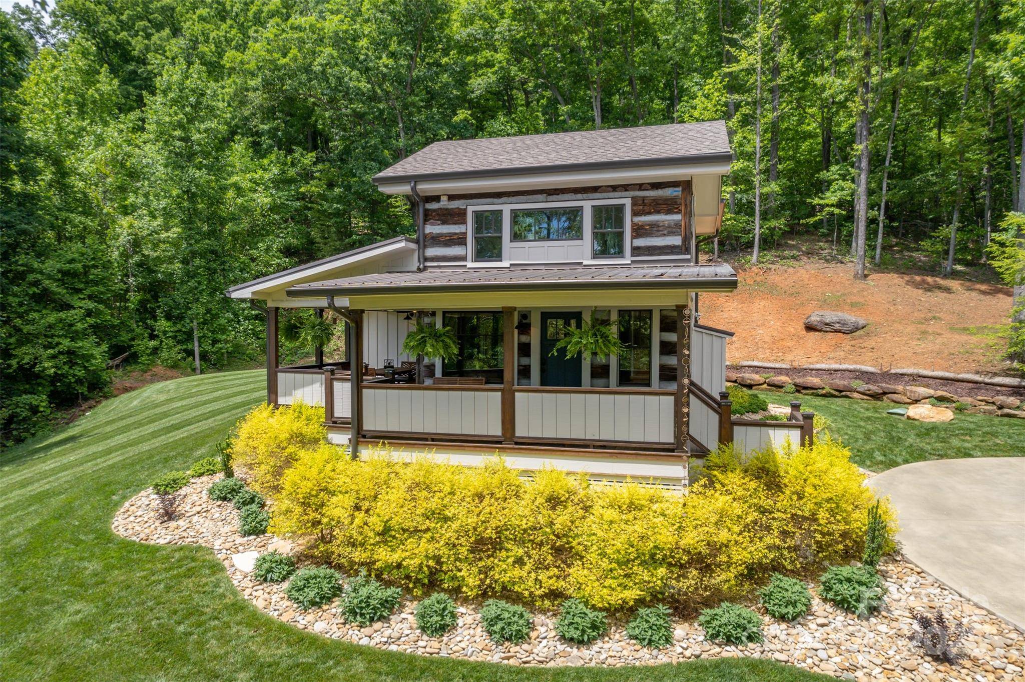 54 Holland DR, Columbus, NC 28722