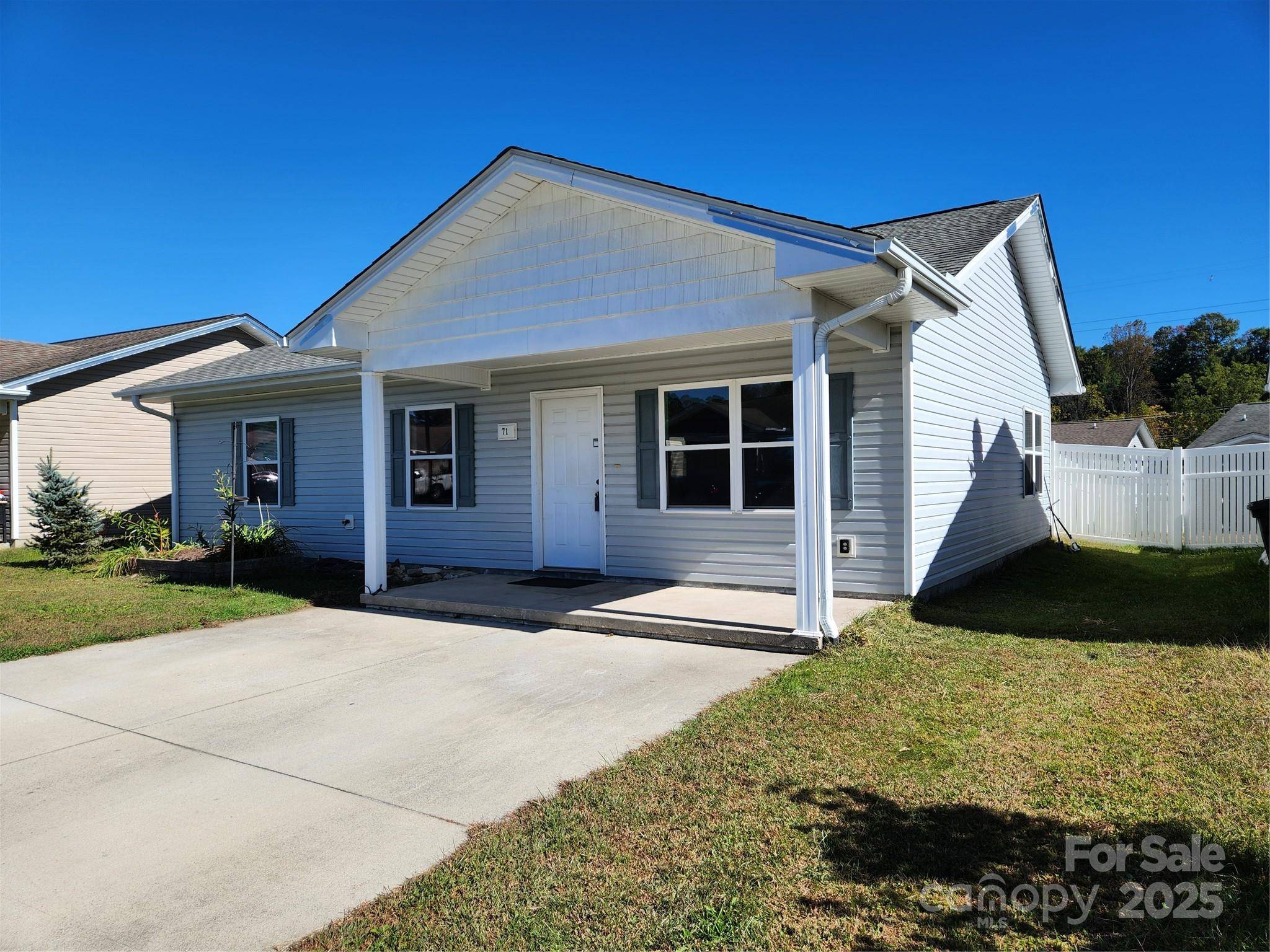 71 Volunteer Way DR, East Flat Rock, NC 28726