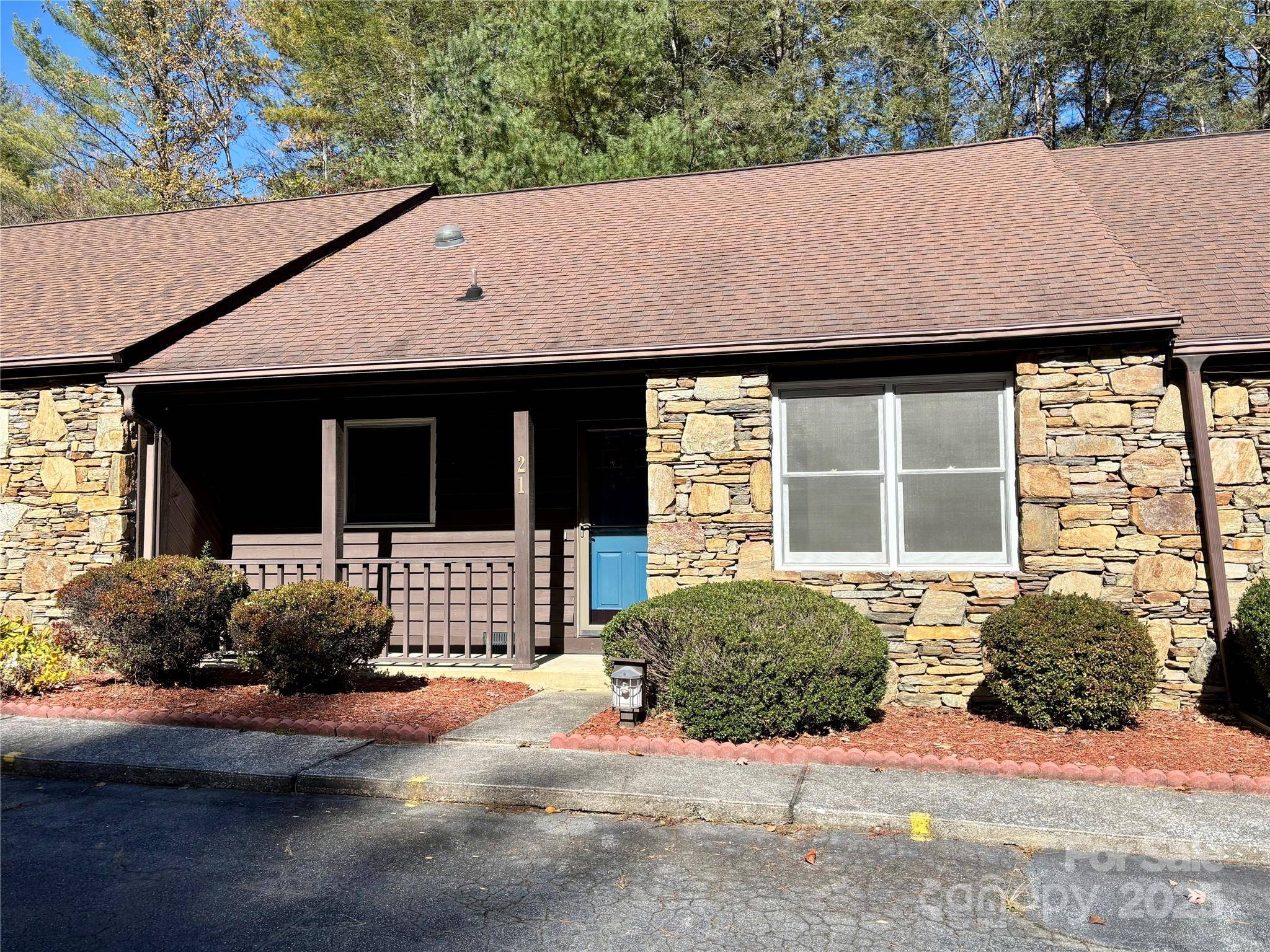 21 Loganwood LN, Etowah, NC 28729