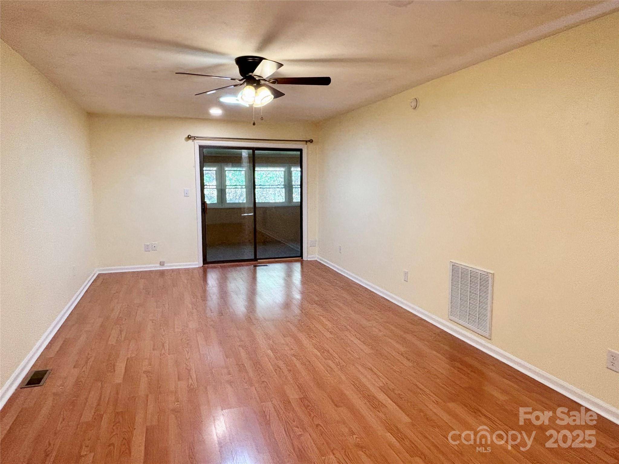21 Loganwood LN, Etowah, NC 28729