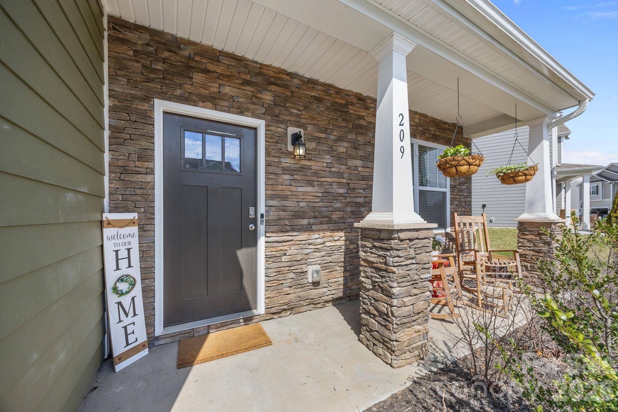 209 Marathon LN, Candler, NC 28715