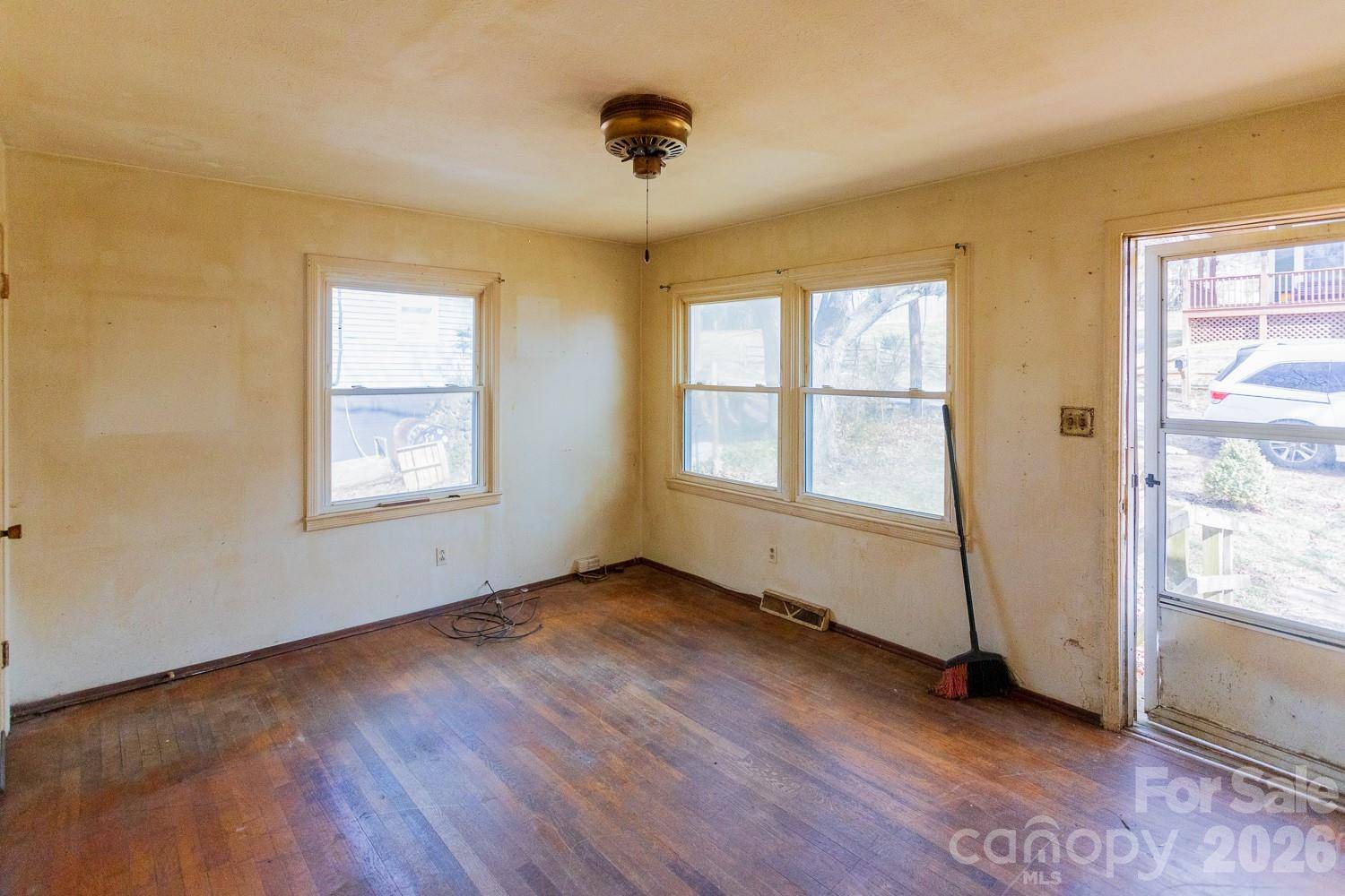 7 Main ST, Asheville, NC 28803