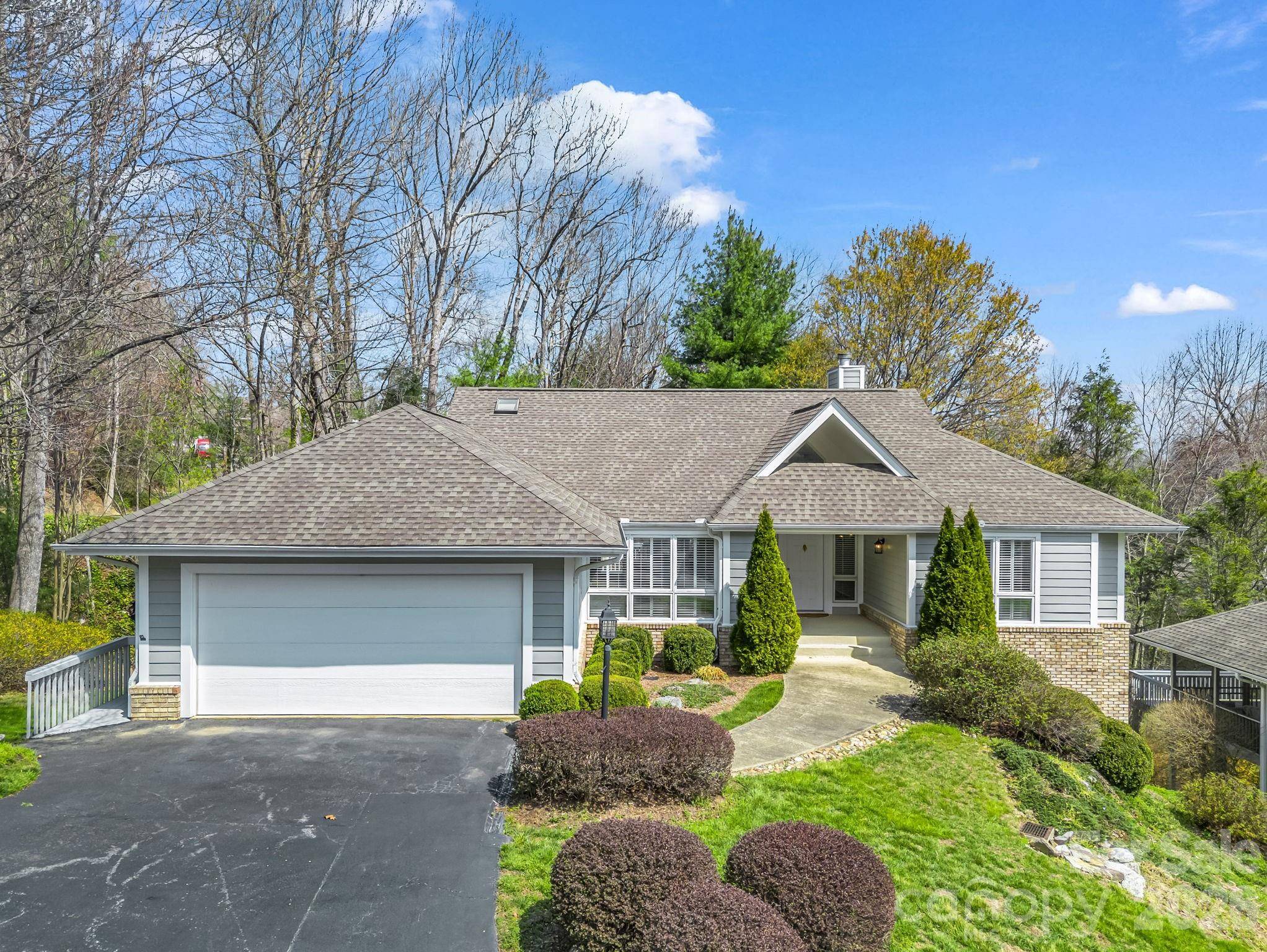 111 Broadmoor DR, Flat Rock, NC 28731