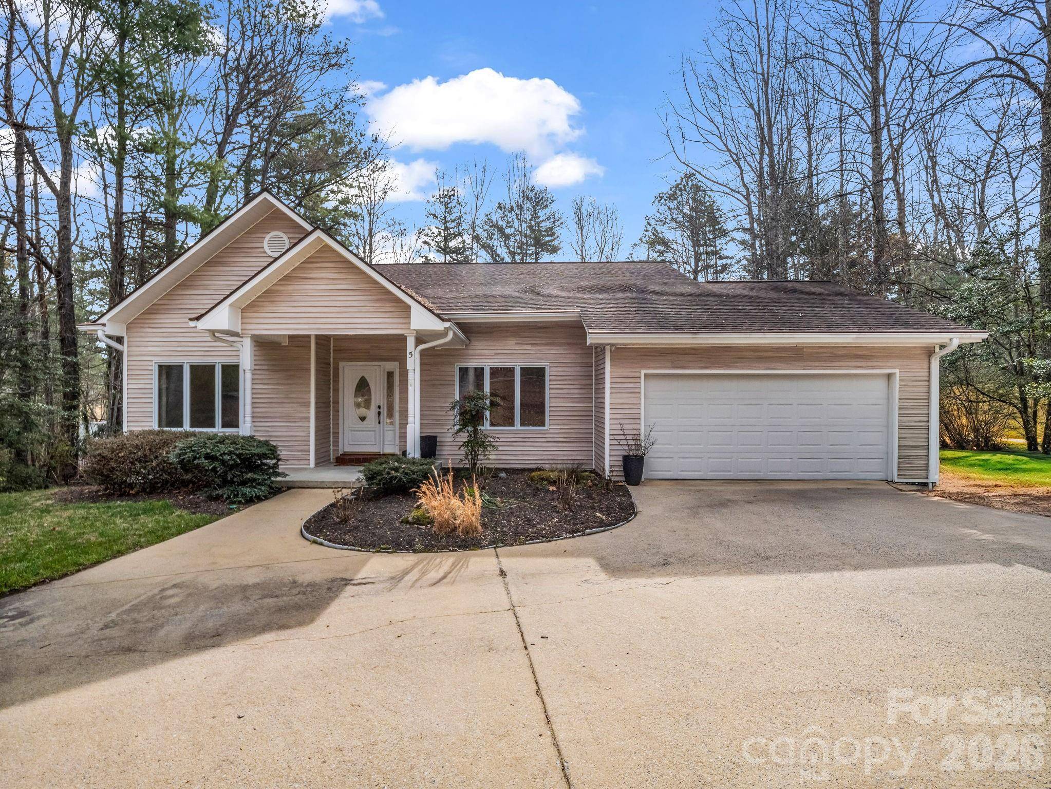 5 Hearthstone LN, Flat Rock, NC 28731