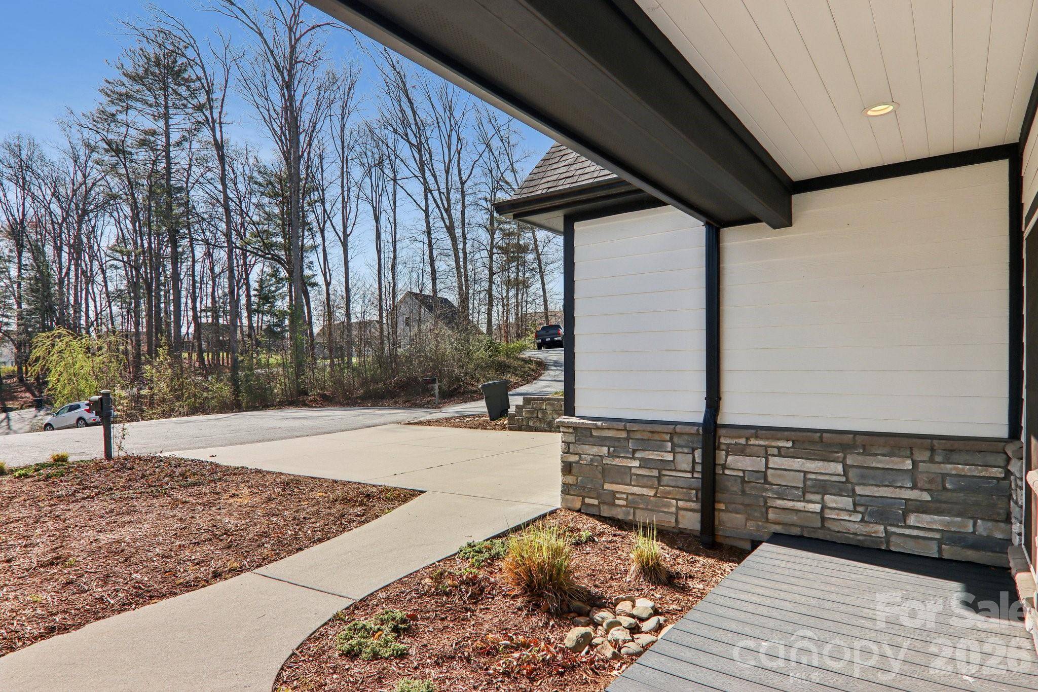 98 Hamilton Woods LN, Etowah, NC 28729