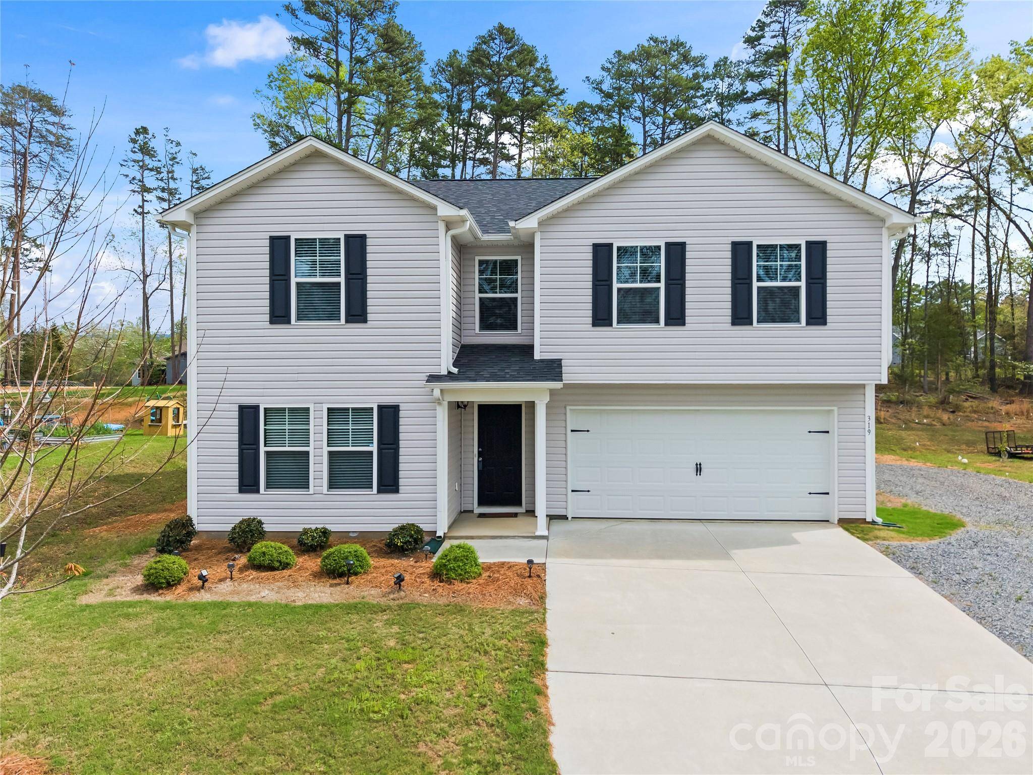 319 Shoreline DR, New London, NC 28127