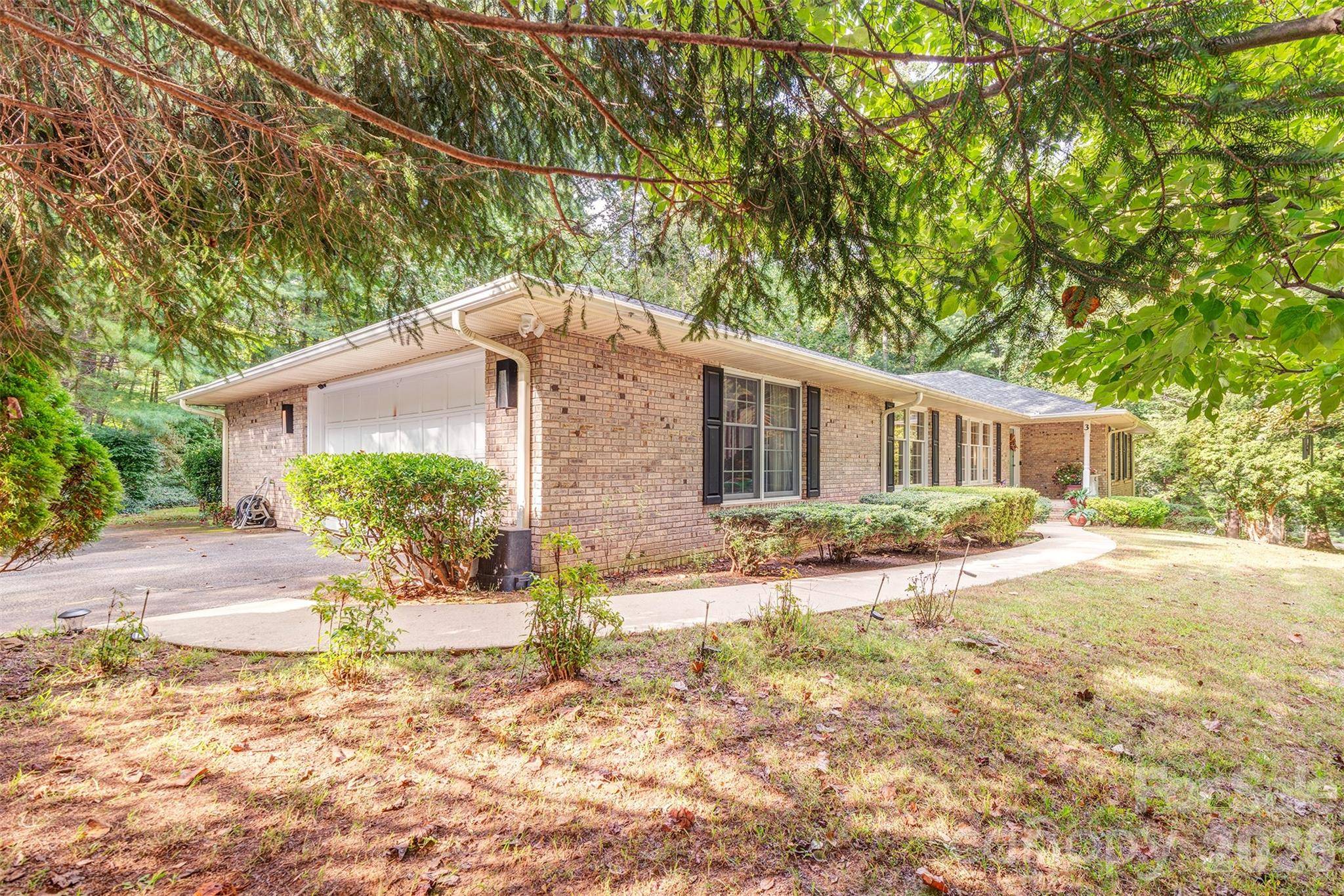 3 Sunningdale DR, Flat Rock, NC 28731