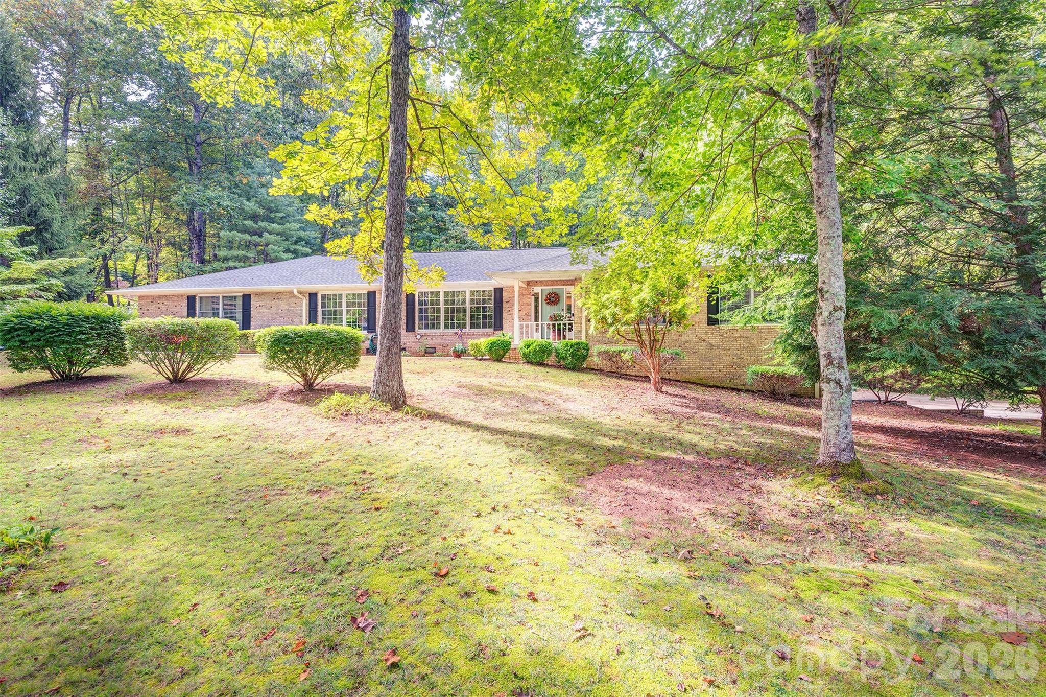 3 Sunningdale DR, Flat Rock, NC 28731