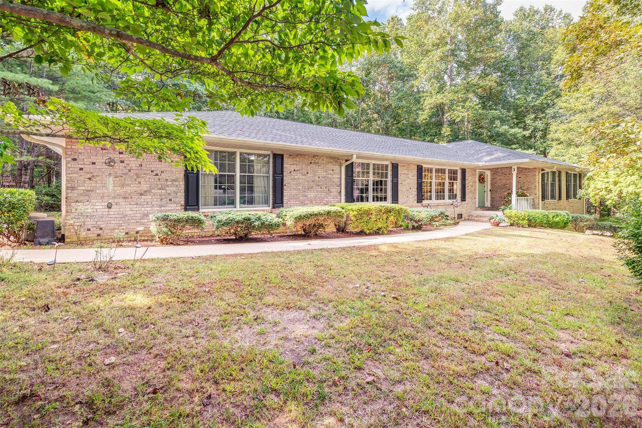 3 Sunningdale DR, Flat Rock, NC 28731