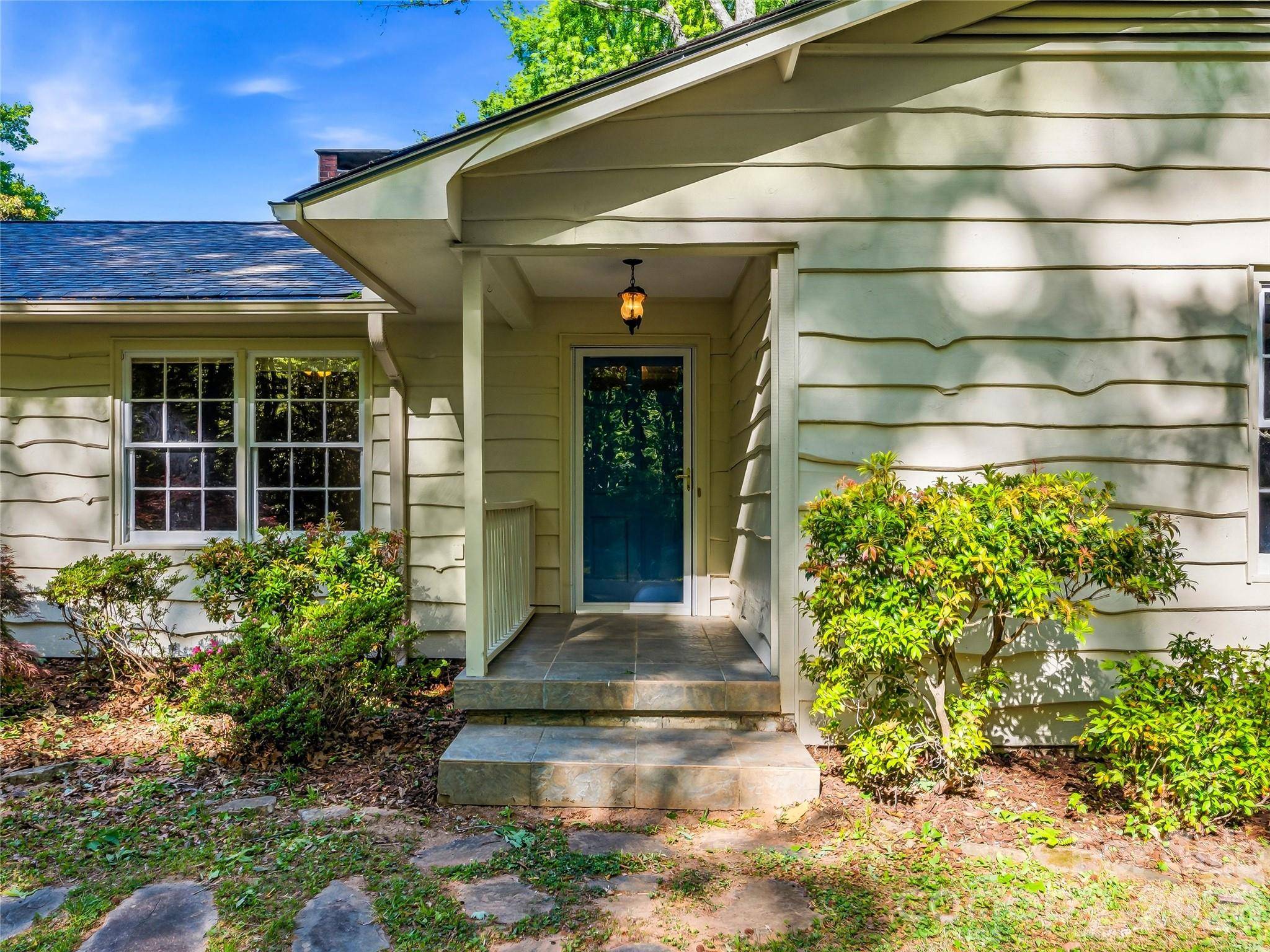 100 Hummingbird LN, Columbus, NC 28722