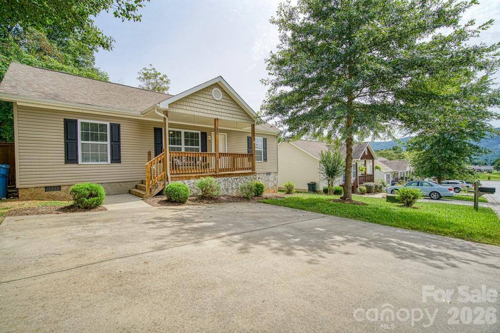 136 Newberry DR, Fletcher, NC 28732