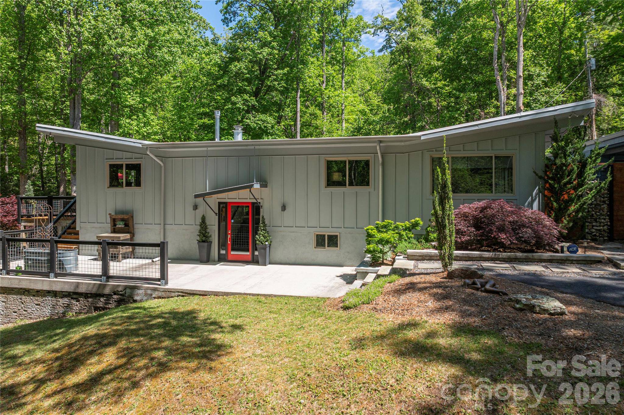 5 Crooked Tree LN, Black Mountain, NC 28711