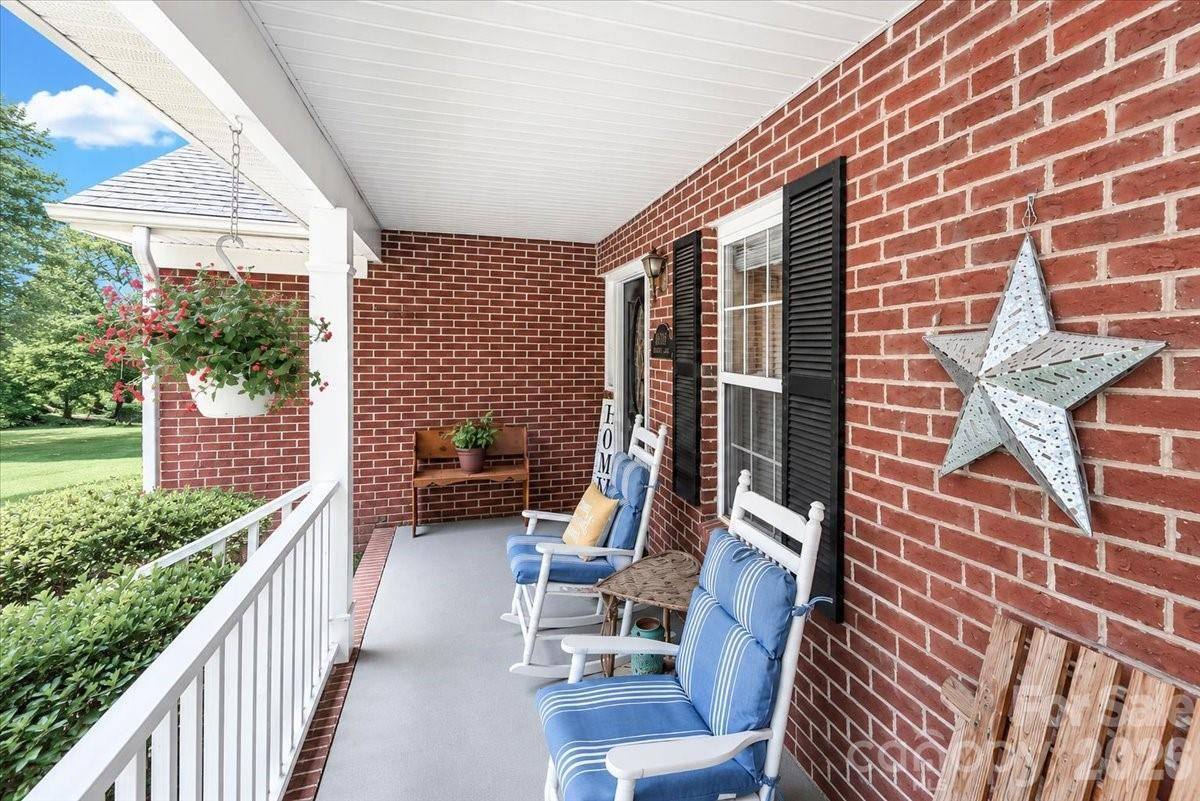 6803 Lowesville LN, Stanley, NC 28164