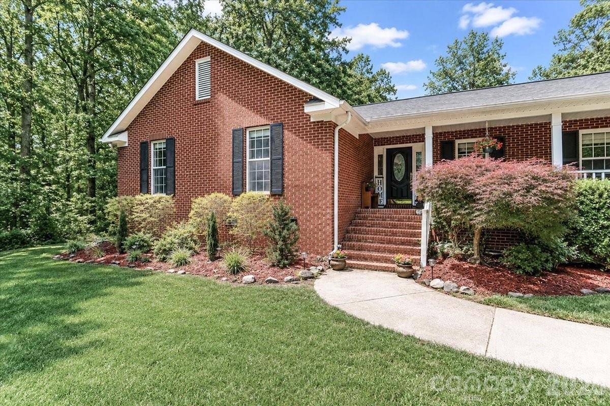 6803 Lowesville LN, Stanley, NC 28164