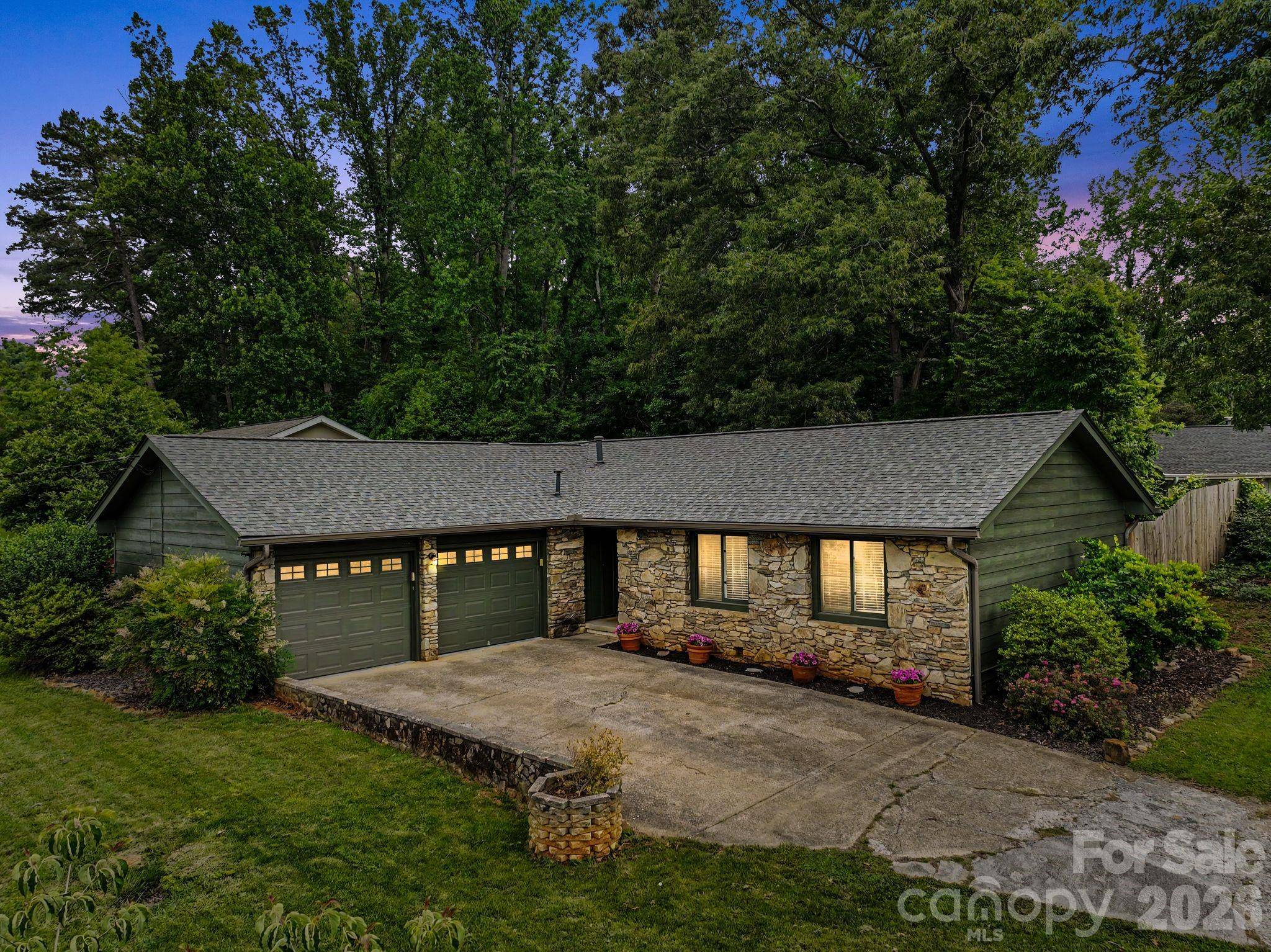 21 Glen Meadows RD, Arden, NC 28704
