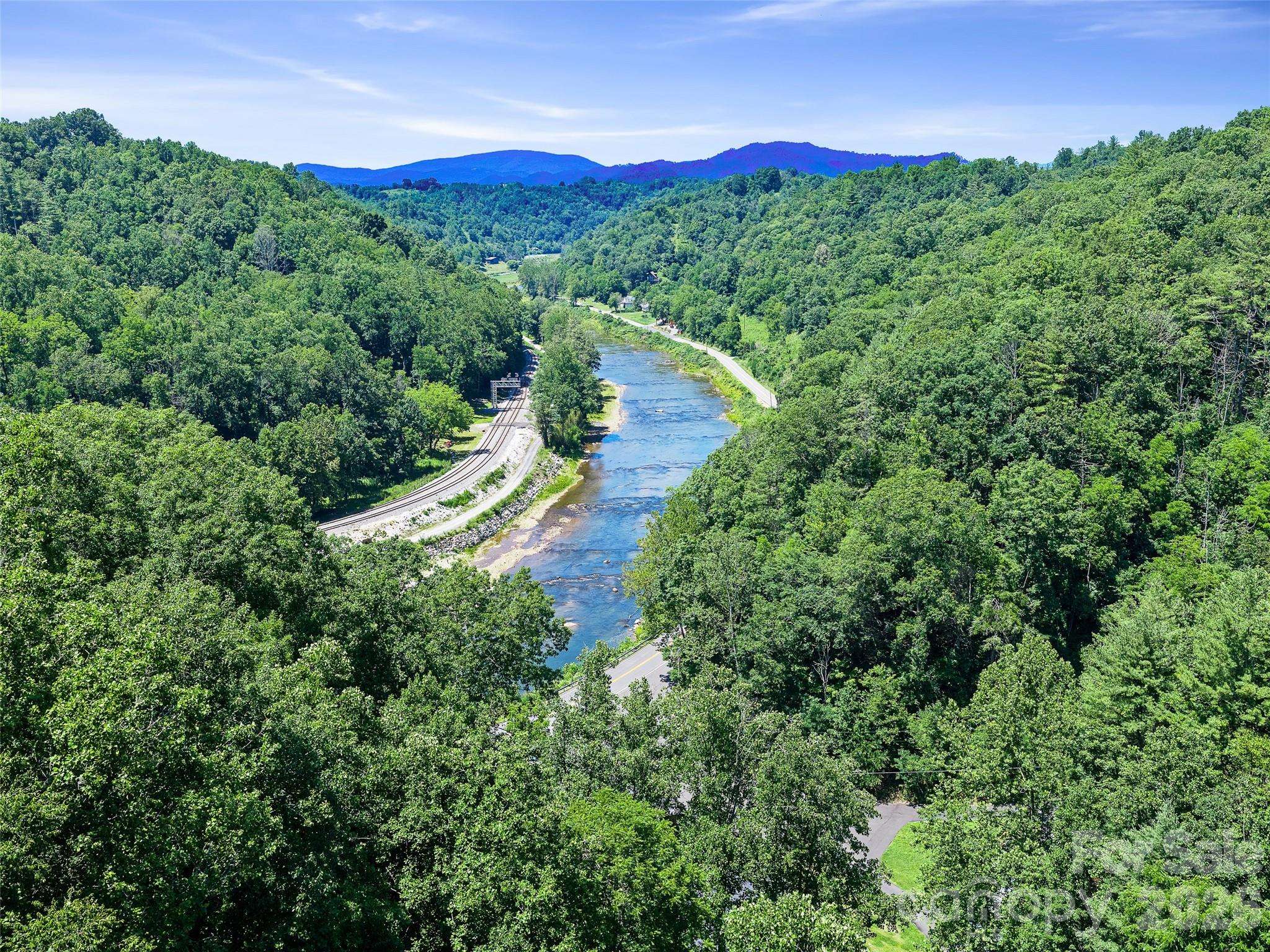 000 Sugar Creek LN, Green Mountain, NC 28740