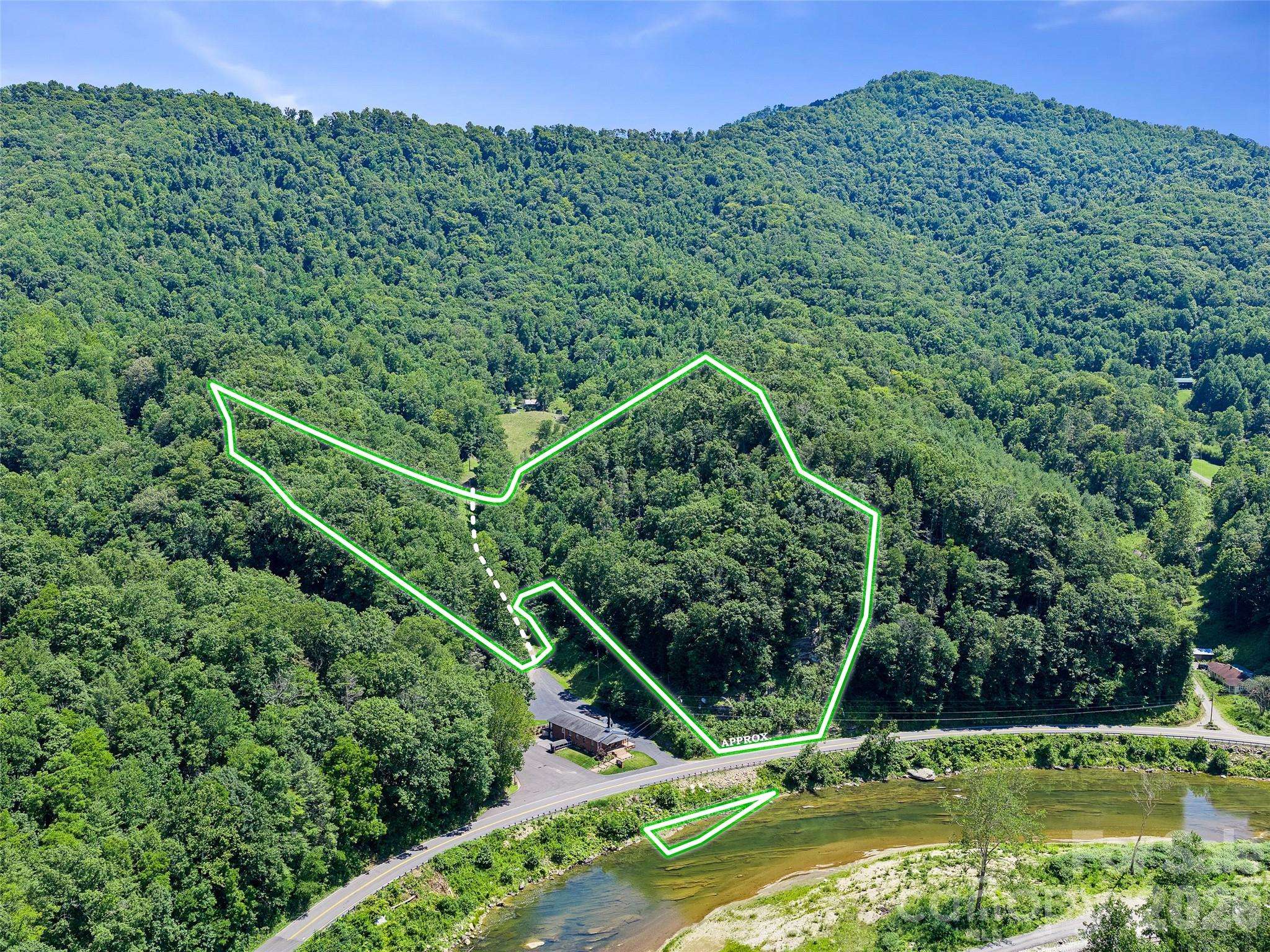 000 Sugar Creek LN, Green Mountain, NC 28740
