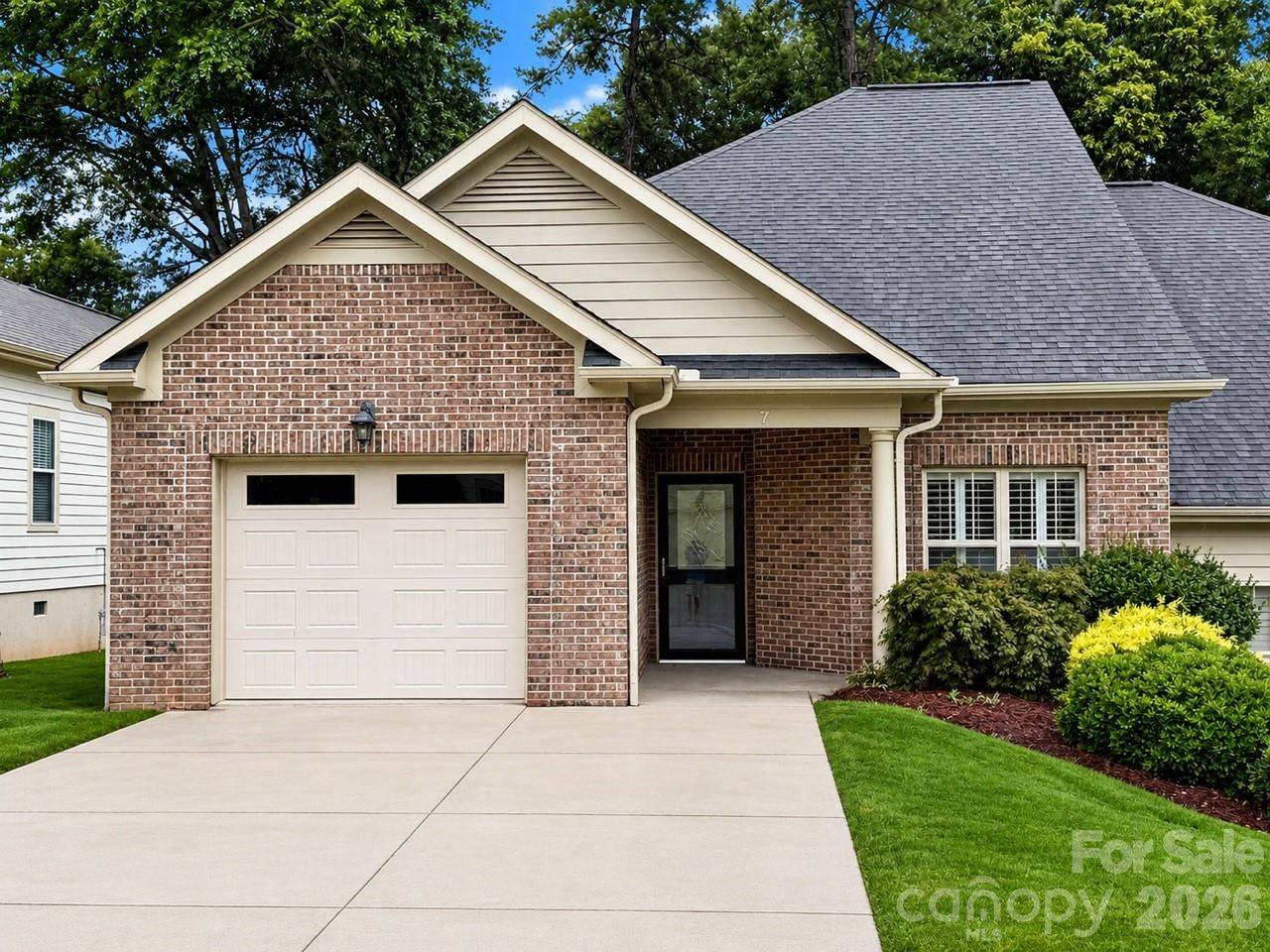 7 Shady Hollow LN, Greer, SC 29651